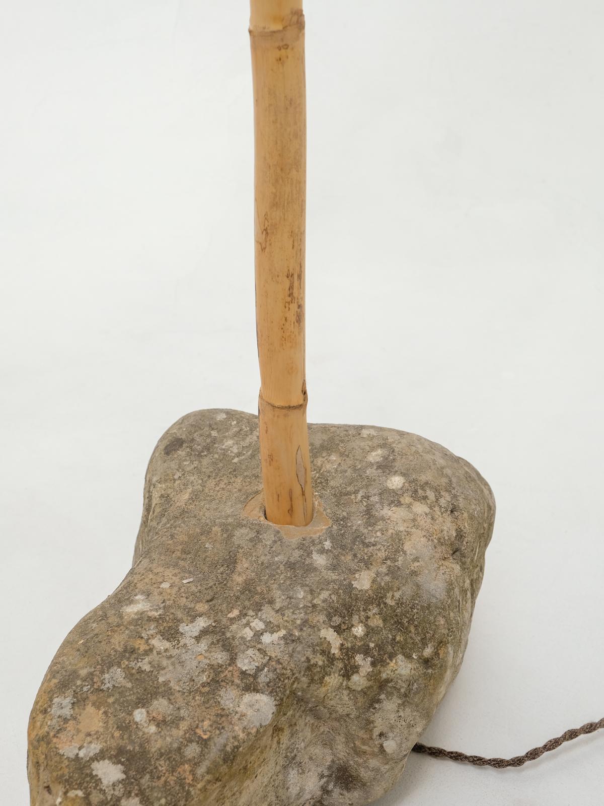 Fatto a mano Lampada da terra Azru, paralume intrecciato a mano, realizzato con rocce e canne locali in vendita