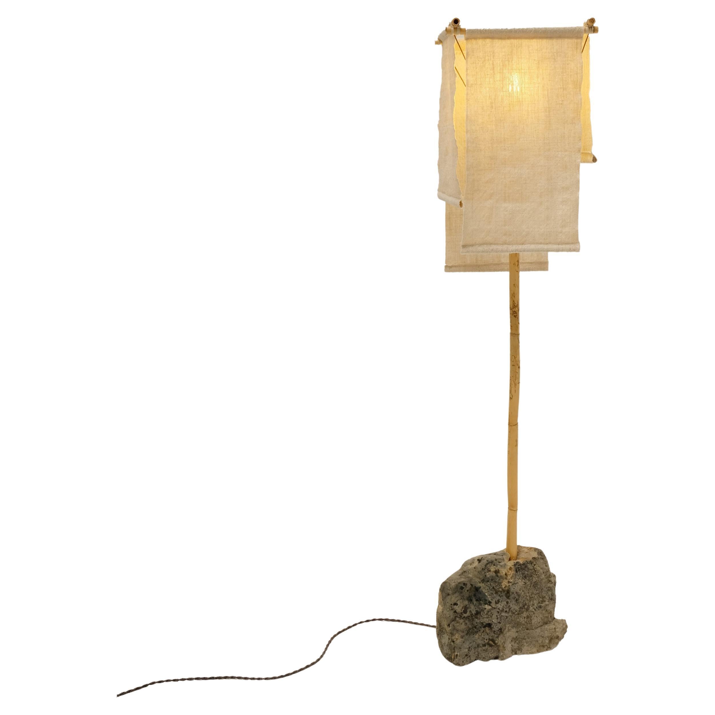 Lampada da terra Azru, paralume intrecciato a mano, realizzato con rocce e canne locali in vendita