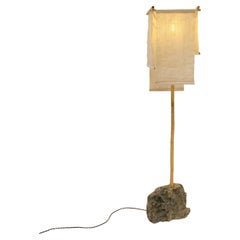 Lampada da terra Azru, paralume intrecciato a mano, realizzato con rocce e canne locali