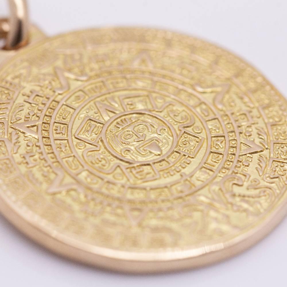 Aztec Calendar Medal in Yellow Gold In Good Condition For Sale In BARCELONA, ES