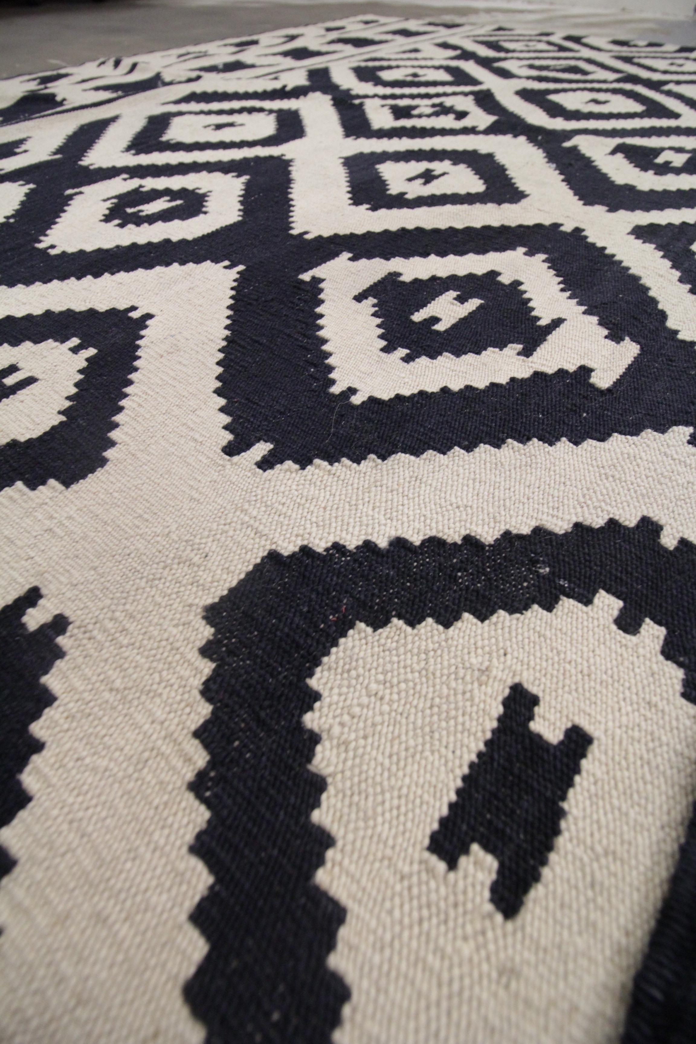 Aztec Flat Kilim Rug Modern Geometric Kilims Handmade Carpet In Excellent Condition For Sale In Hampshire, GB