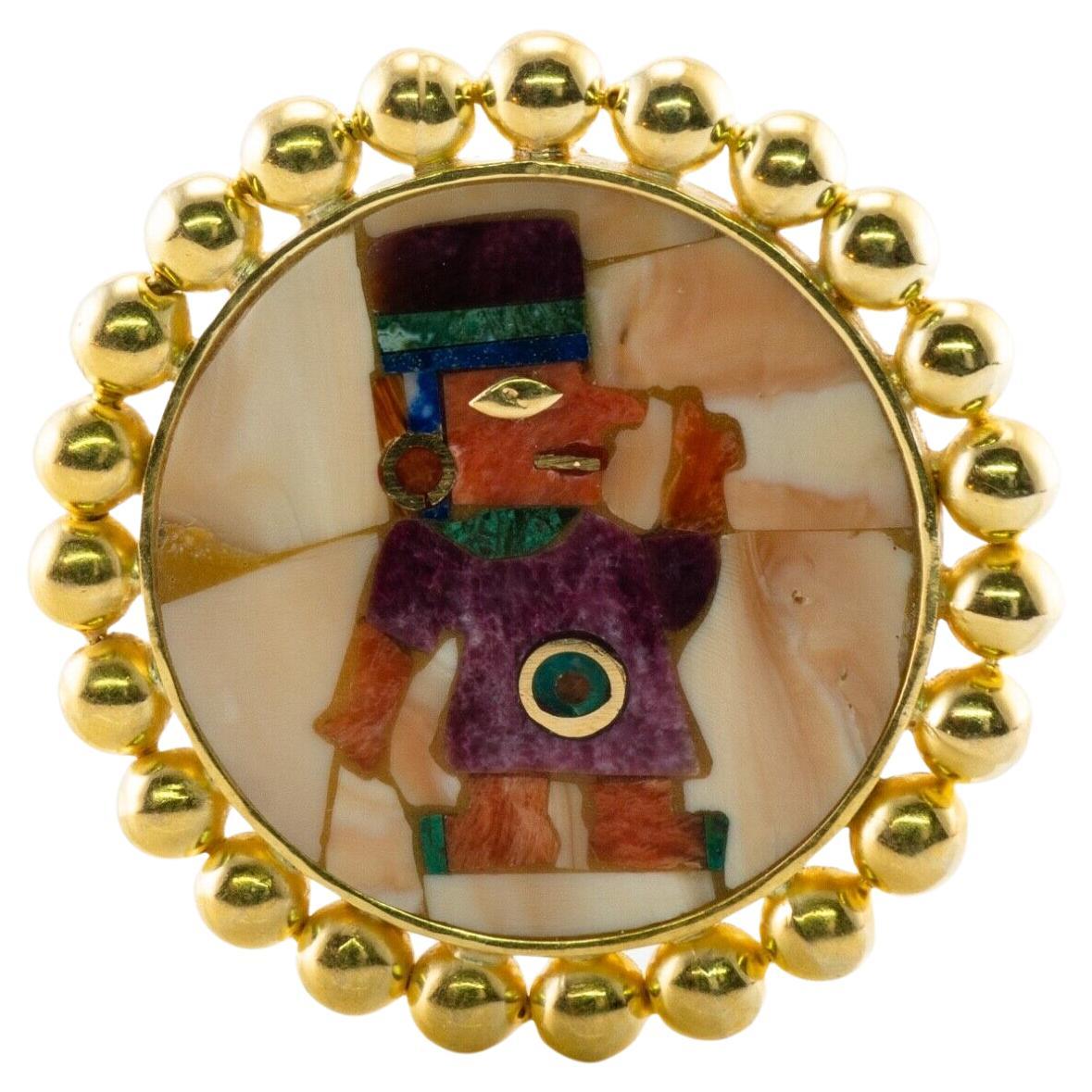 Spilla con ciondolo a forma di figura azteca peruviana in oro giallo 18 carati in vendita