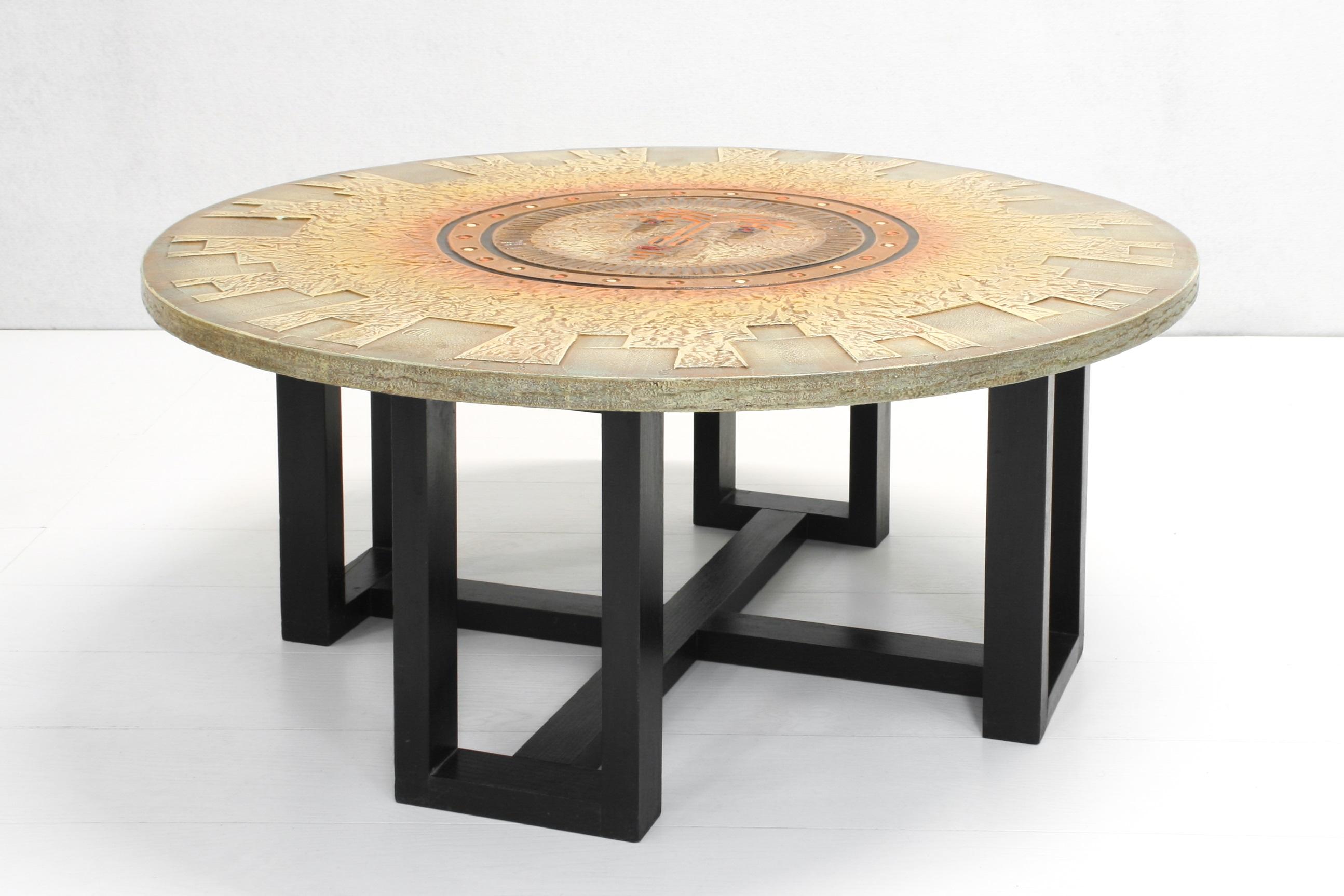 Aztec Relief Art Sunburst Coffee Table by DK In Good Condition In Izegem, VWV