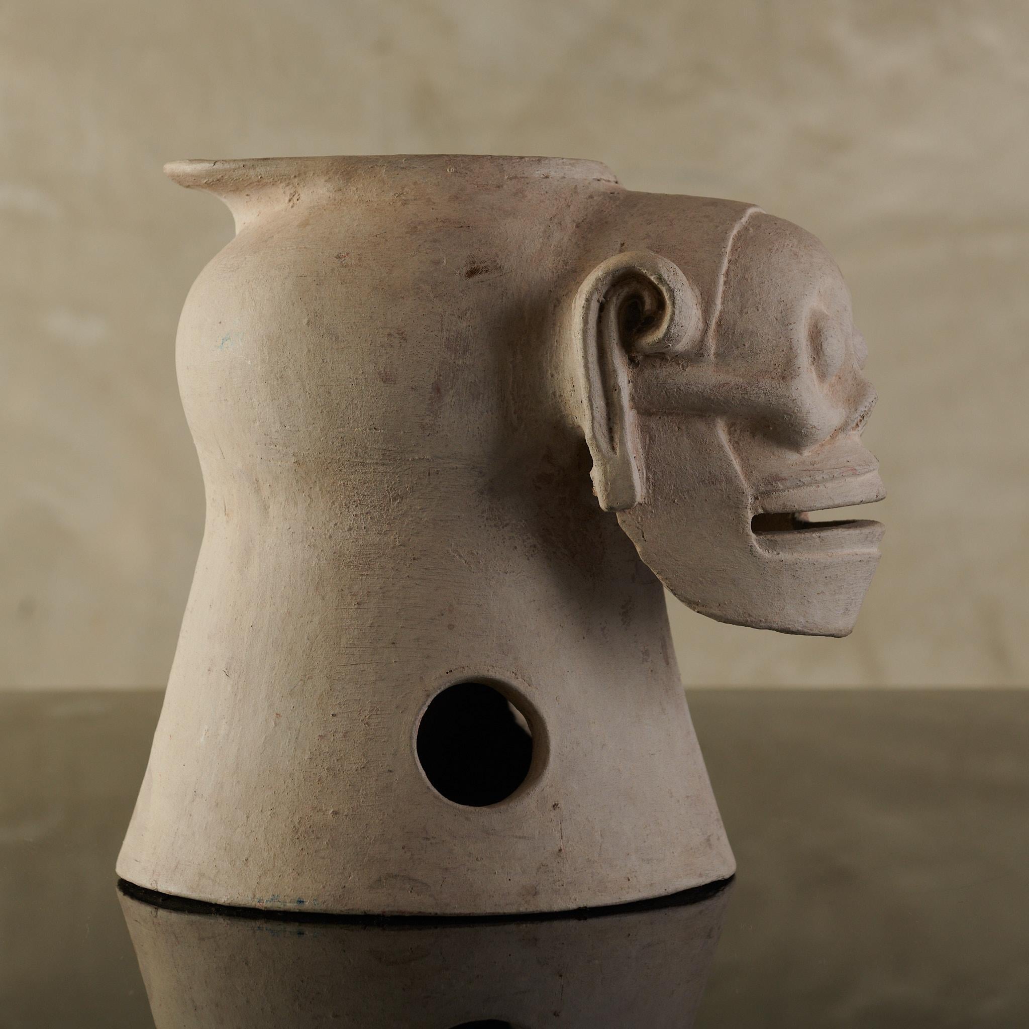 Intagliato a mano Vaso in argilla di epoca azteca in vendita