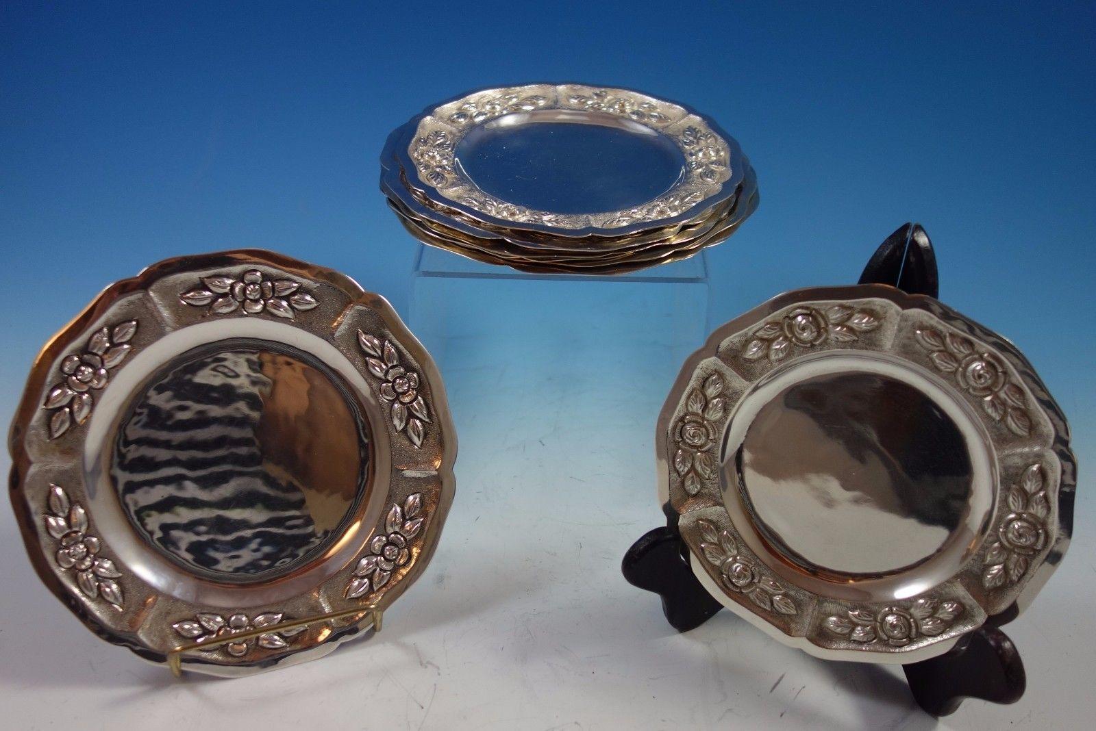 Aztec Rose Ensemble de huit assiettes à dessert en argent sterling faites à la main au Mexique. Il y a cinq plaques réalisées par Maciel et trois plaques réalisées par Sanborns. Les dimensions des assiettes varient de 5 3/4