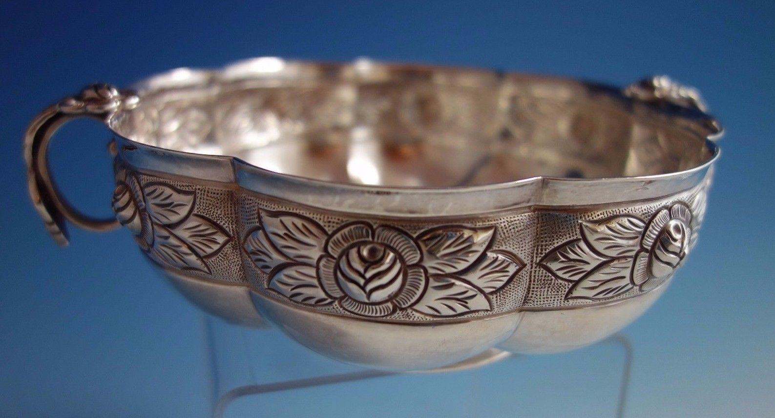 Aztec Rose by Sanborns
Stunning Aztec Rose by Sanborns sterling silver bowl. This dish is inscribed in the bowl and features a beautiful border of flowers with a fluted design. The inscription reads: 