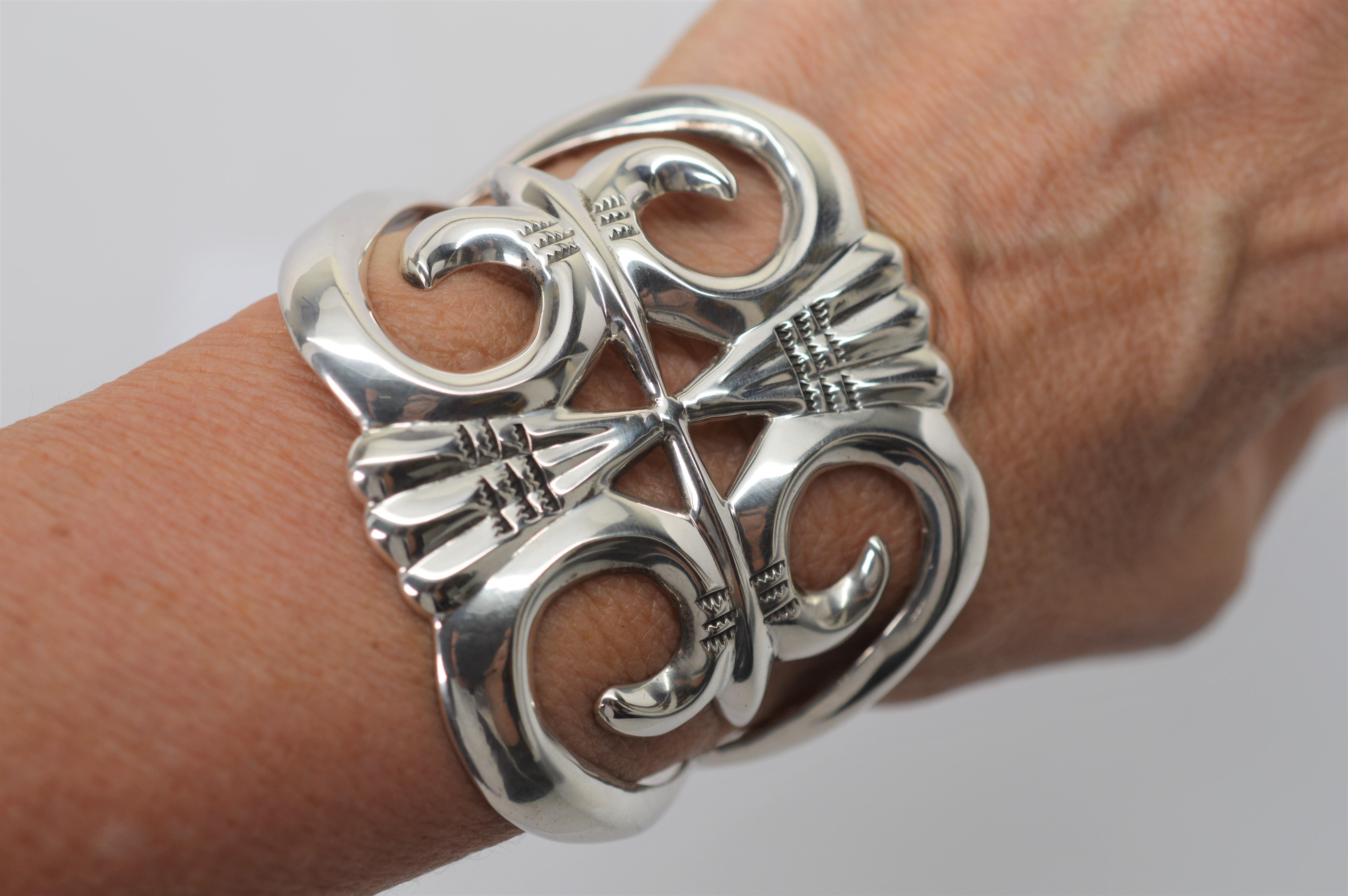 Bracciale largo azteco in argento in vendita 4