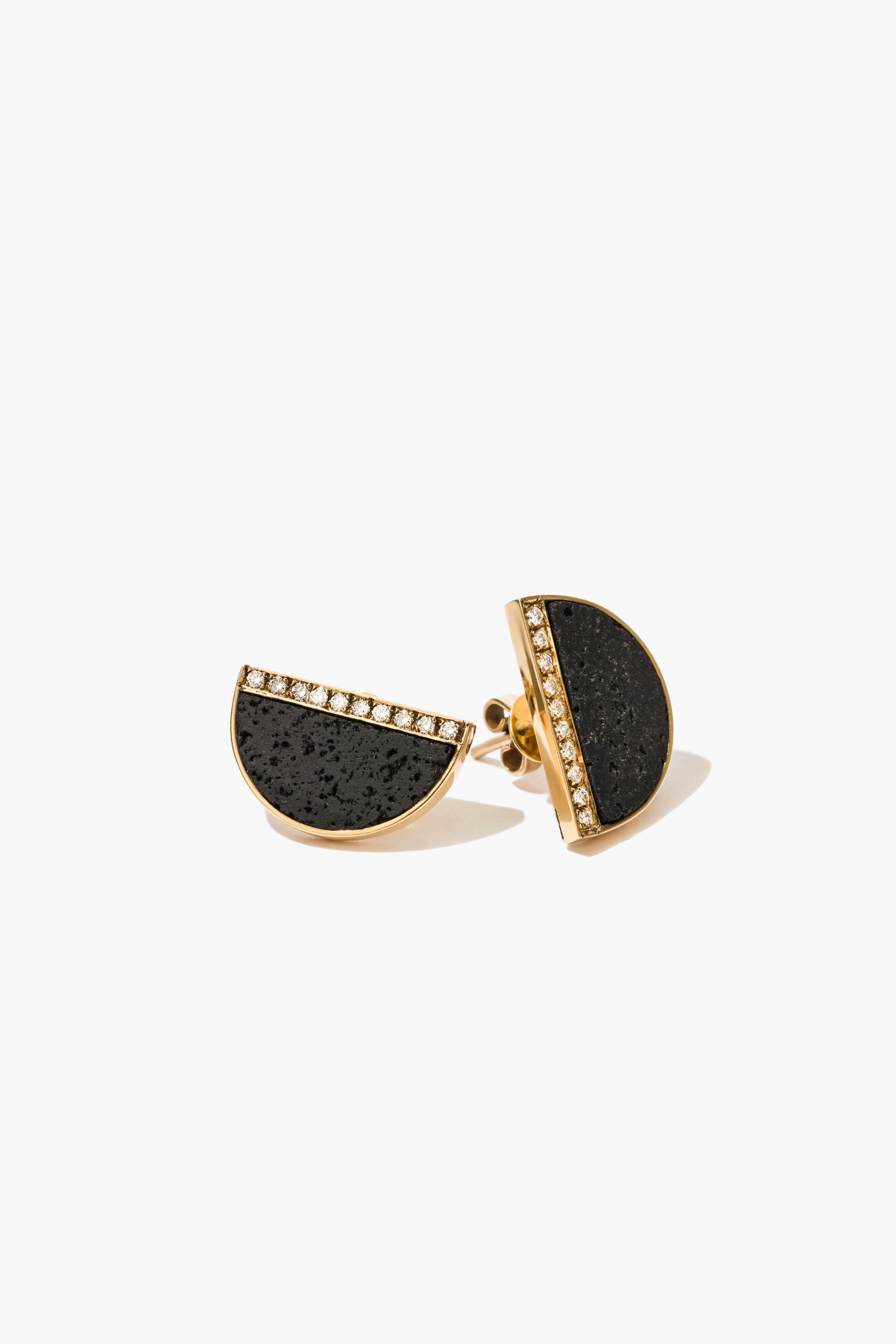 Unexpected combination of Lava stone from Mexico's Popocatepetl Volcano.
Recycled 14-Karat Gold and Shimmering White Diamonds.
Made by hand at our Mexico City atelier.
The collection juxtaposes bold and organic lines, invoking a dialogue through the