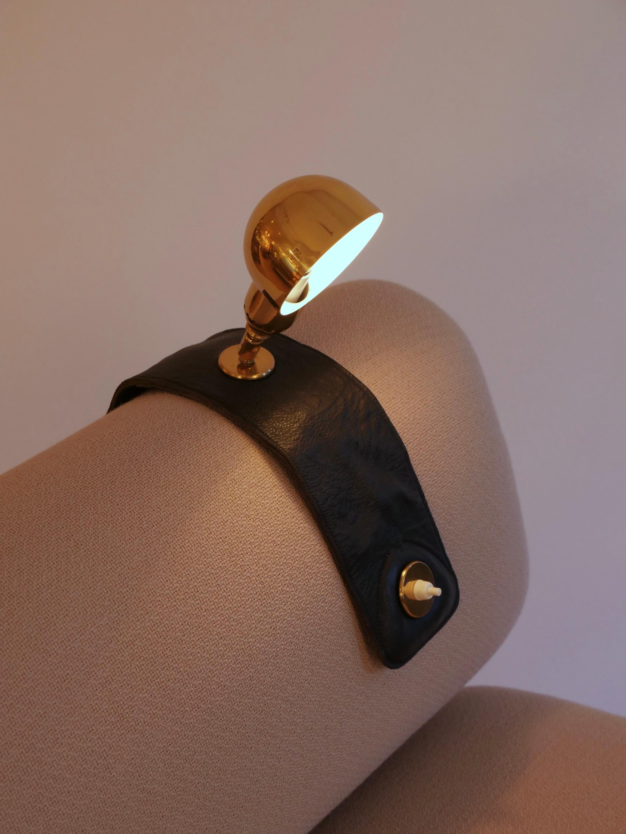 Lampada per poltrona modello Lp01 di Luigi Caccia Dominioni per Azucena. anni '70 circa. 

Pelle nera e ottone. Il paralume in ottone si regola in varie posizioni. 

Contiene un singolo E14 


