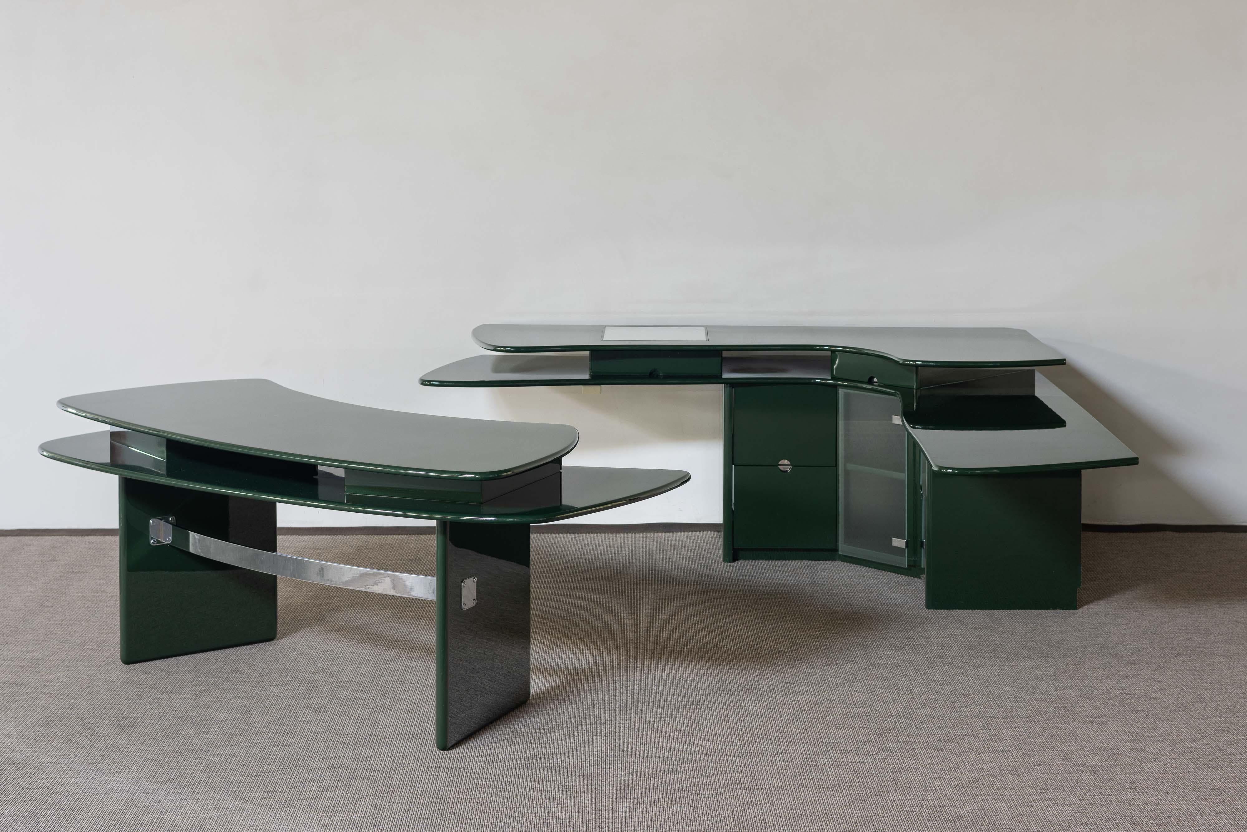 This unique corner shelf desk with a cabinet, made by Azucena in 1979, is a remarkable piece of custom-made furniture that embodies the Italian manufacturer’s mastery of form, function, and material. Constructed from high-gloss dark green lacquered