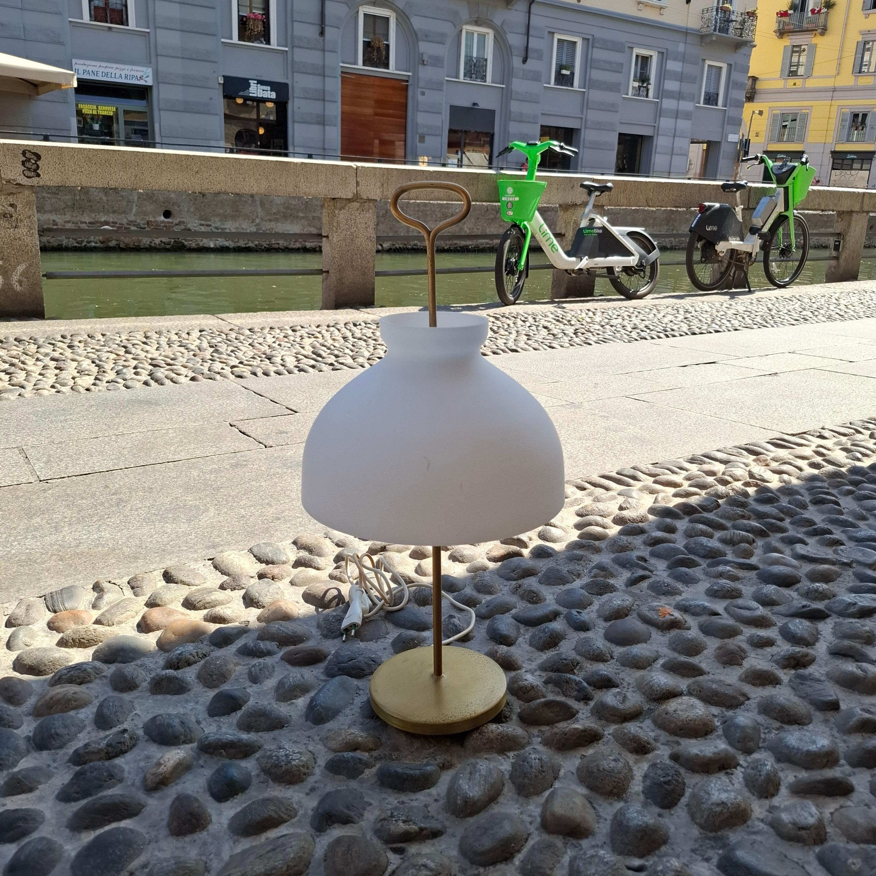 Azucena Ignazio Gardella Lampe de table en laiton et verre opalin, 1950, Italie en vente 3