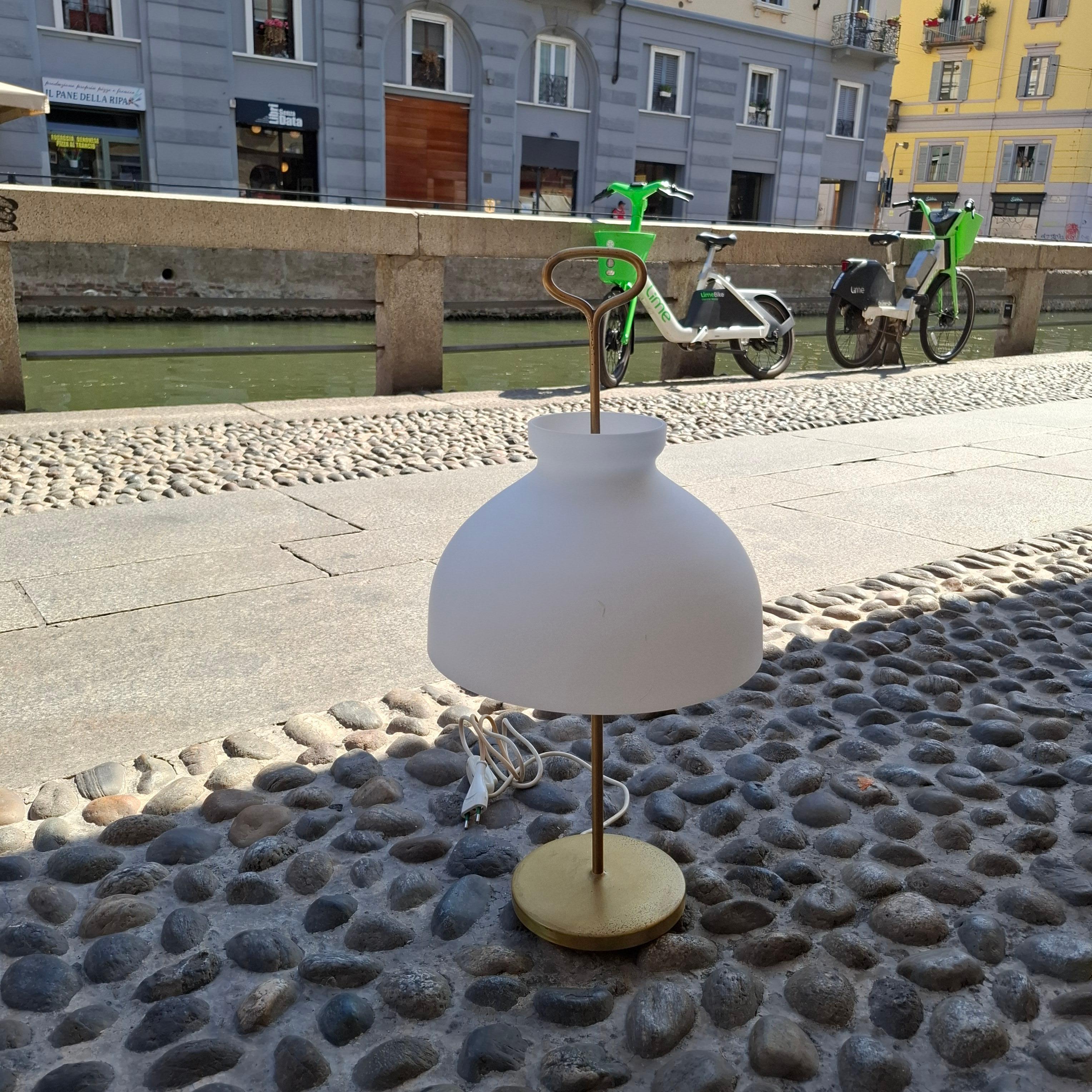 Azucena Ignazio Gardella Lampe de table en laiton et verre opalin, 1950, Italie en vente 4