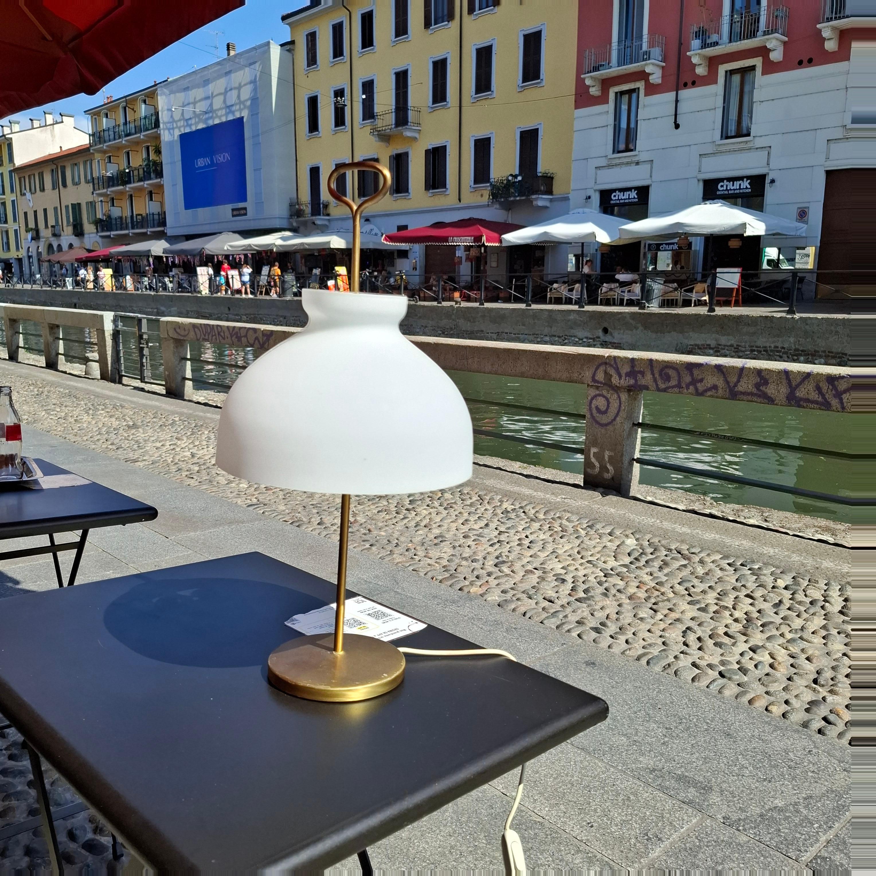 Azucena Lampe de table Gardella en laiton et verre opalin, 1950, Italie.