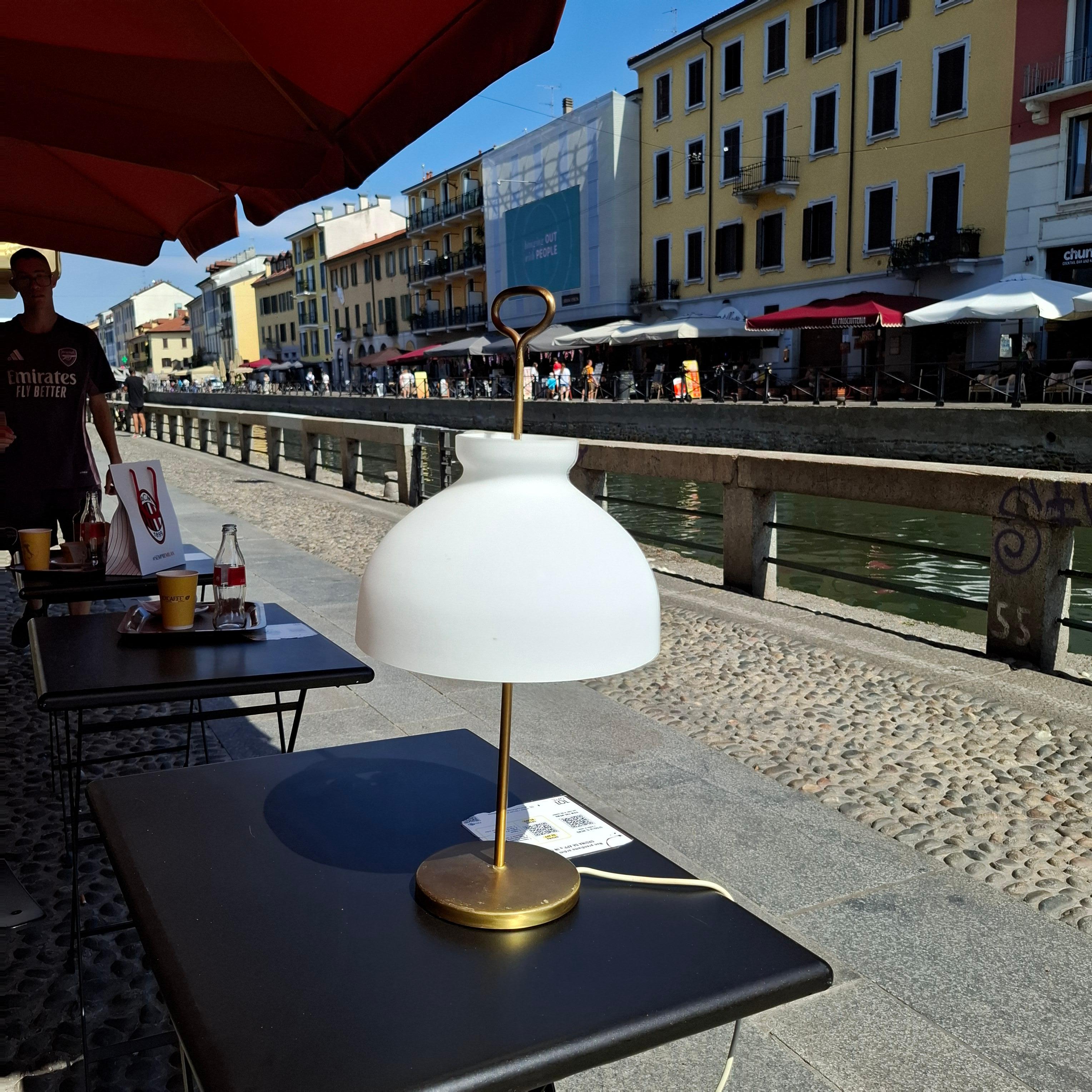 Autre Azucena Ignazio Gardella Lampe de table en laiton et verre opalin, 1950, Italie en vente