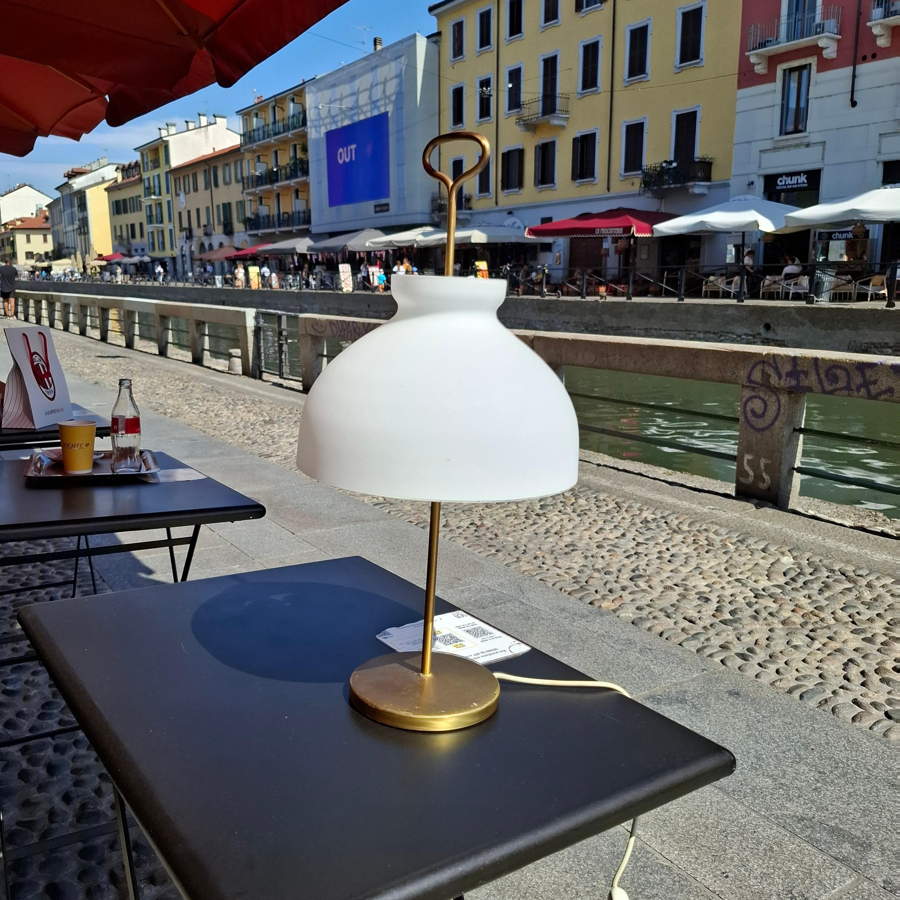 italien Azucena Ignazio Gardella Lampe de table en laiton et verre opalin, 1950, Italie en vente