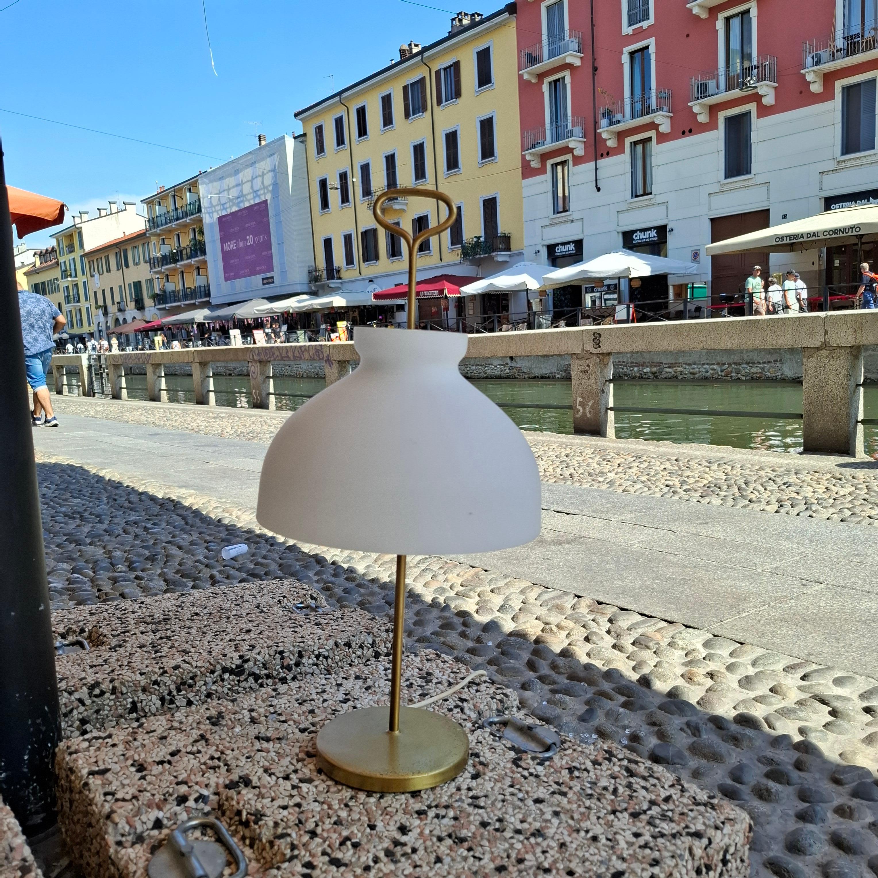 Azucena Ignazio Gardella Lampe de table en laiton et verre opalin, 1950, Italie Bon état - En vente à Milano, IT
