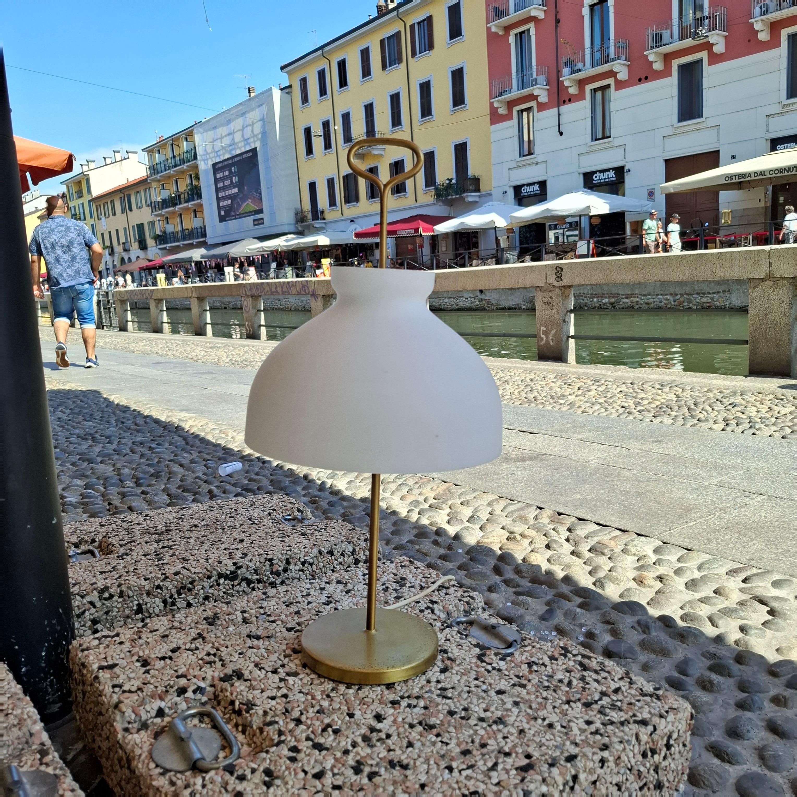 Milieu du XXe siècle Azucena Ignazio Gardella Lampe de table en laiton et verre opalin, 1950, Italie en vente