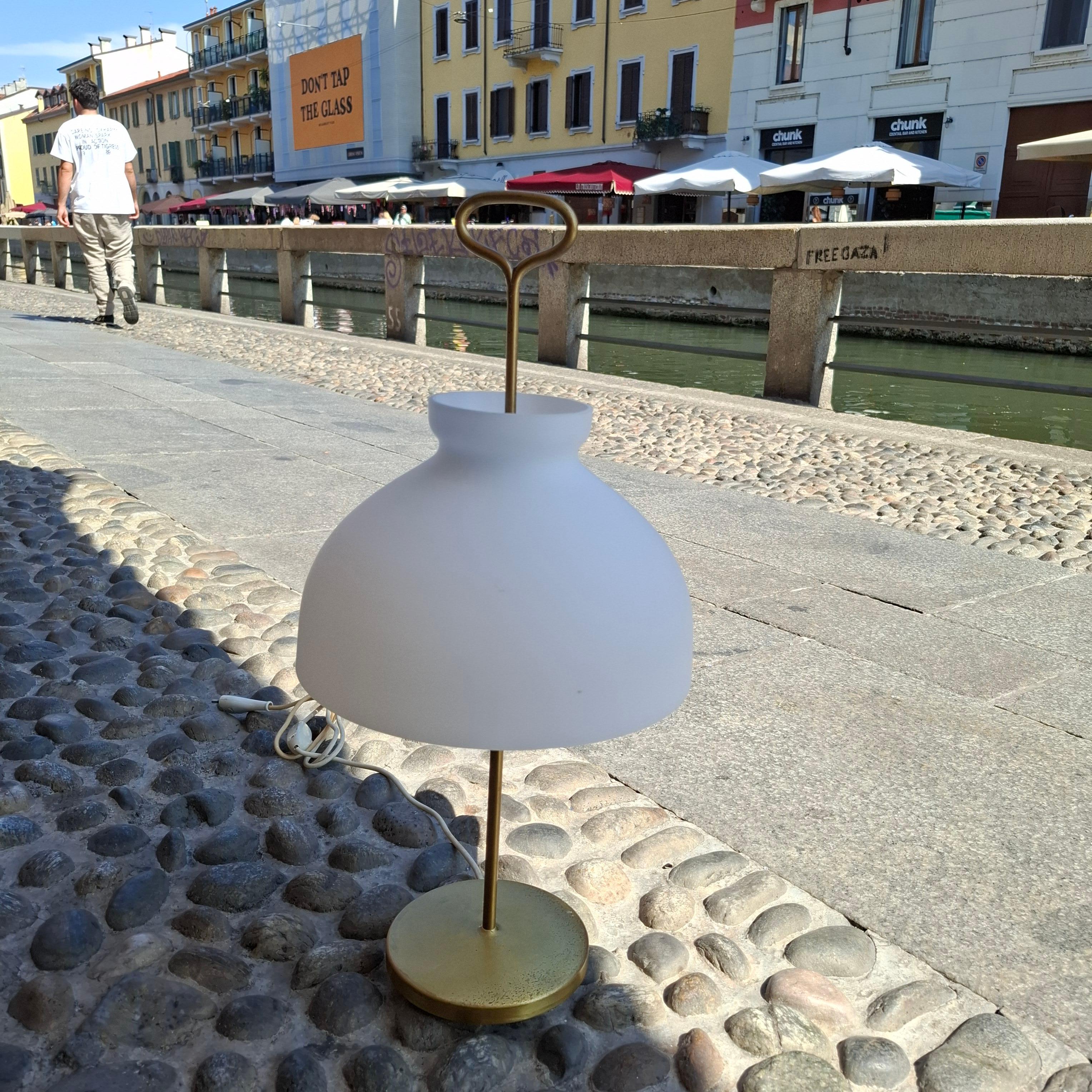Laiton Azucena Ignazio Gardella Lampe de table en laiton et verre opalin, 1950, Italie en vente