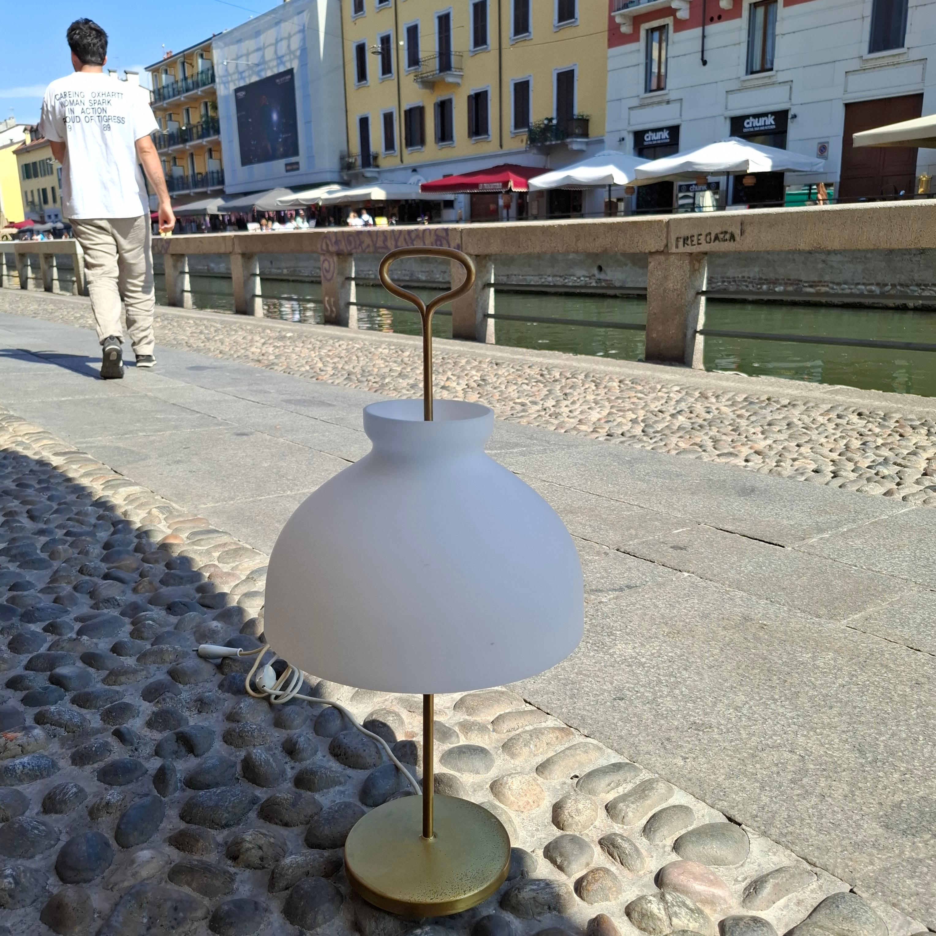 Azucena Ignazio Gardella Lampe de table en laiton et verre opalin, 1950, Italie en vente 1