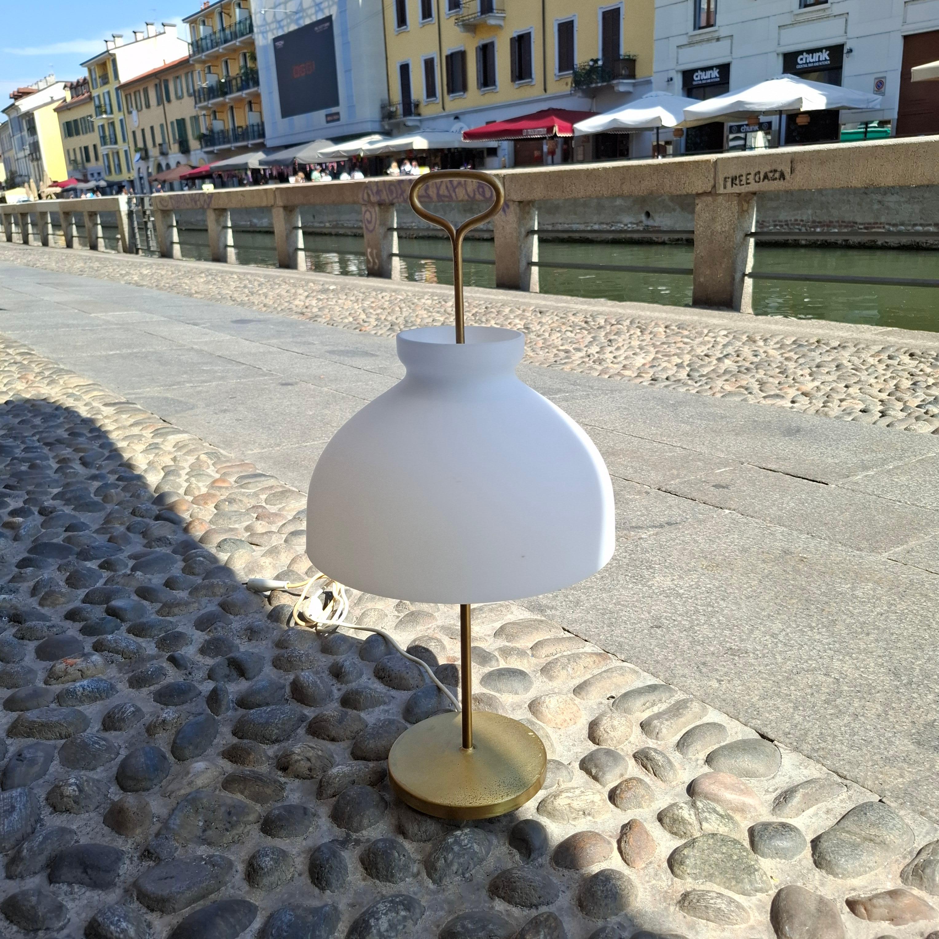 Azucena Ignazio Gardella Lampe de table en laiton et verre opalin, 1950, Italie en vente 2