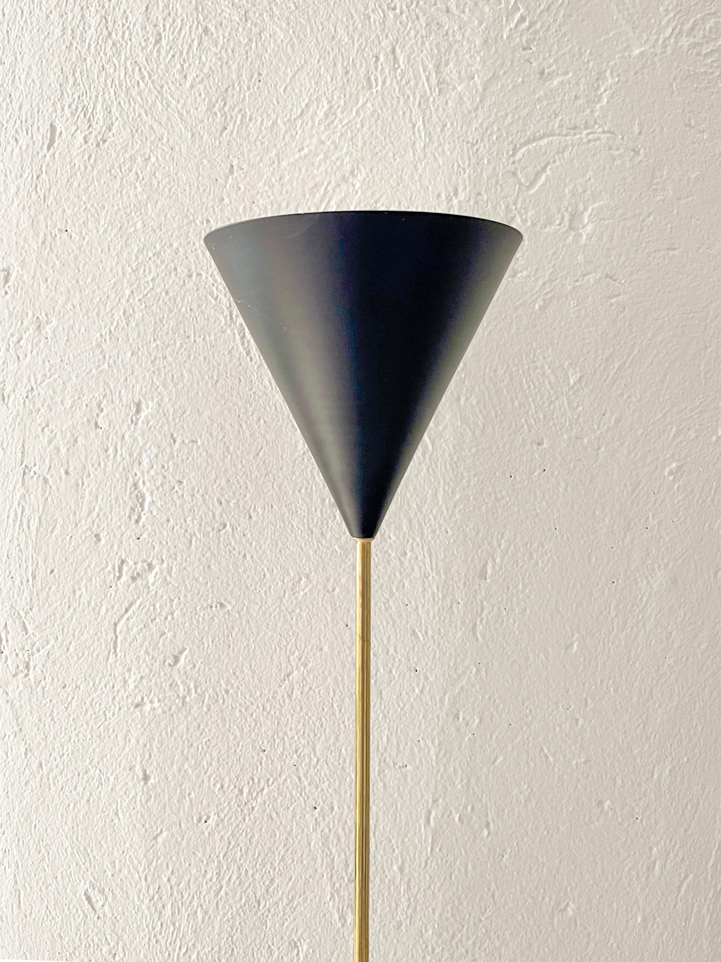 Azucena Imbuto Floor Lamp in Brass, Luigi Caccia Dominioni, Italian Mid-Century In Good Condition For Sale In Milano, IT