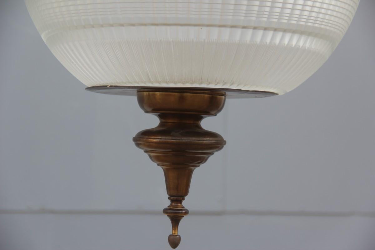 Lustre de plafond 1960 boule laiton or partie design italien style Azucena. 

3 ampoules E27 max 80 watt chacune.