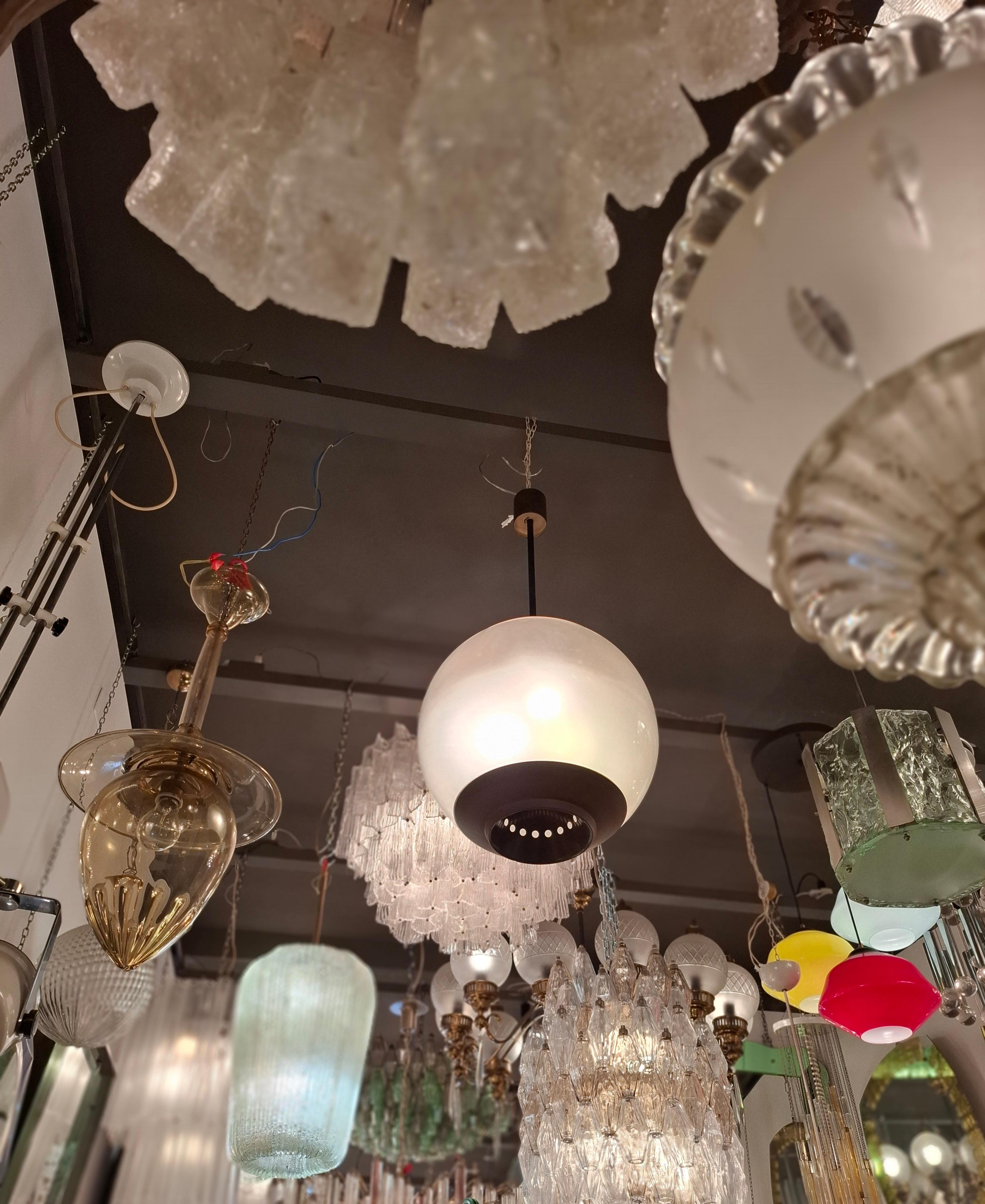 BELLISSIMO LAMPADARIO prodotto da Azucena e di segnato dal ARCH. LUIGI CACCIA DOMINIONI in ottimo stato, originale anni 50, Made in ITALY...