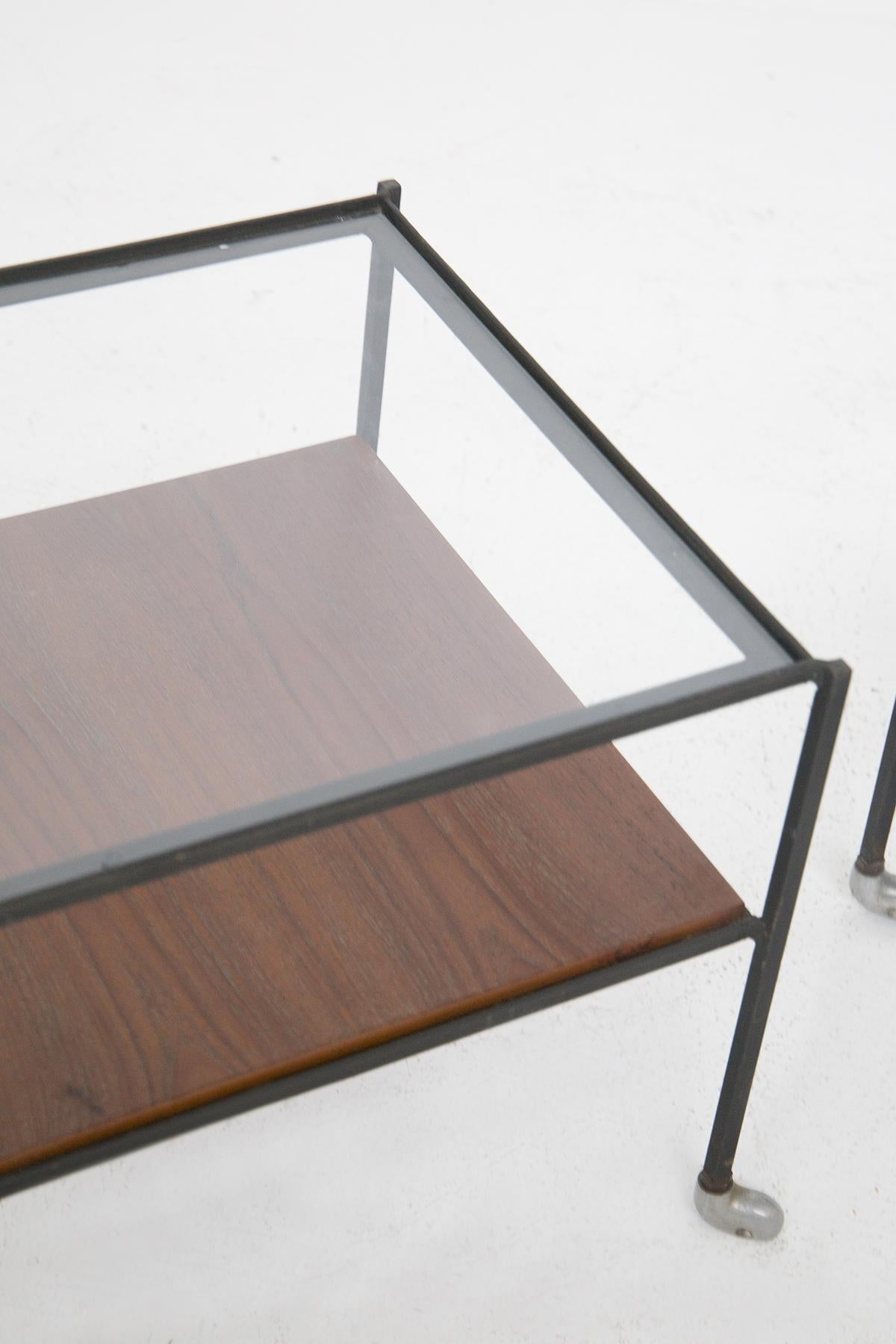 Wonderful pair of coffee tables for living room made in the 50's of fine Italian manufacture, produced by Azucena.
The pair of coffee tables has the structure totally made of wood, beautifully interlocked with the fabulous glass top, which gives