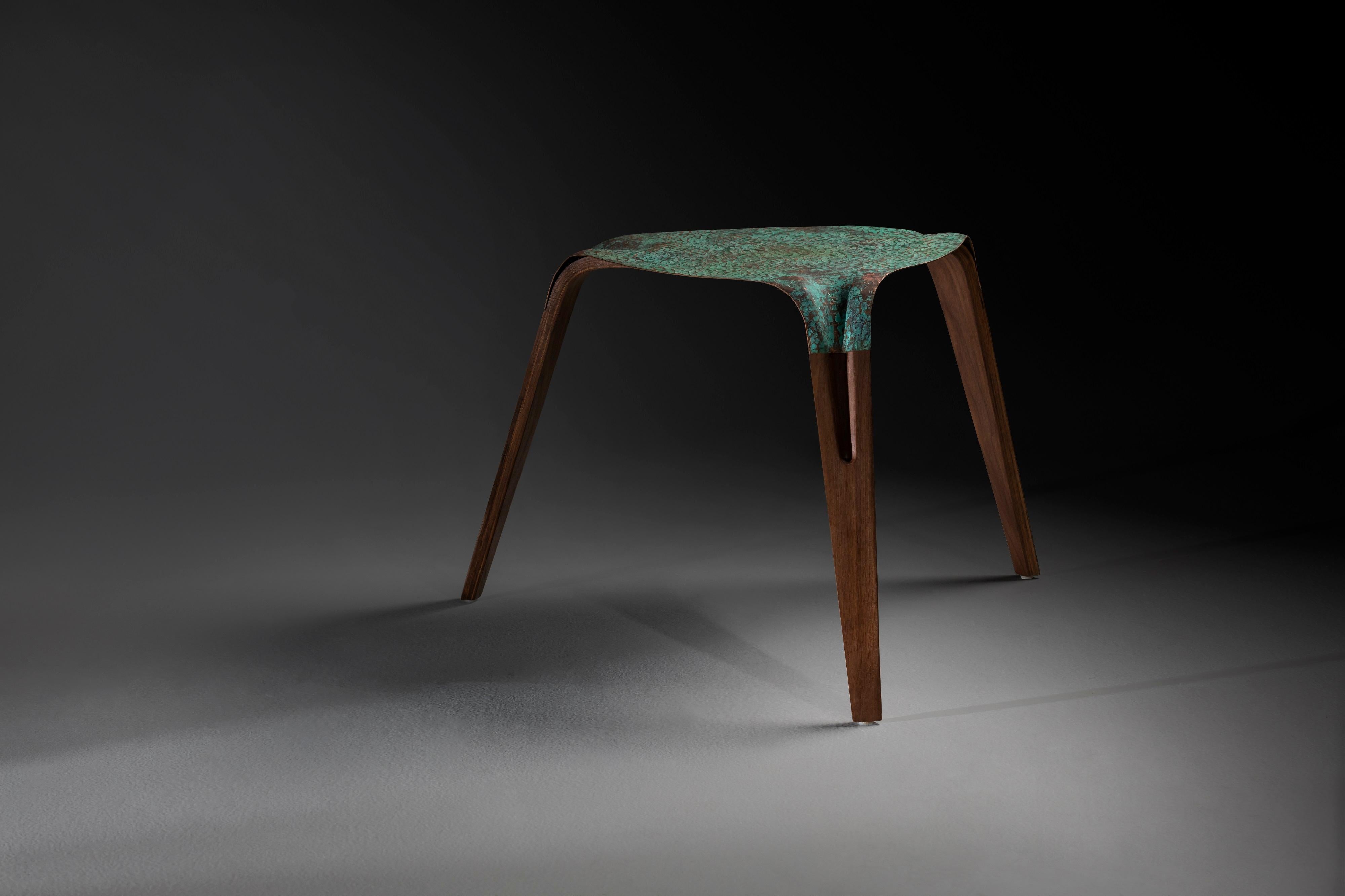 Tavolino Azucena in rame martellato ossidato e noce di Kresta Studio
Dimensioni: P 50 x L 50 x H 50 cm. 
Materiali: Rame e noce.

Azucena, un tavolino ispirato al fiore che gli dà il nome.
Combina il rame martellato ossidato del piano con le gambe