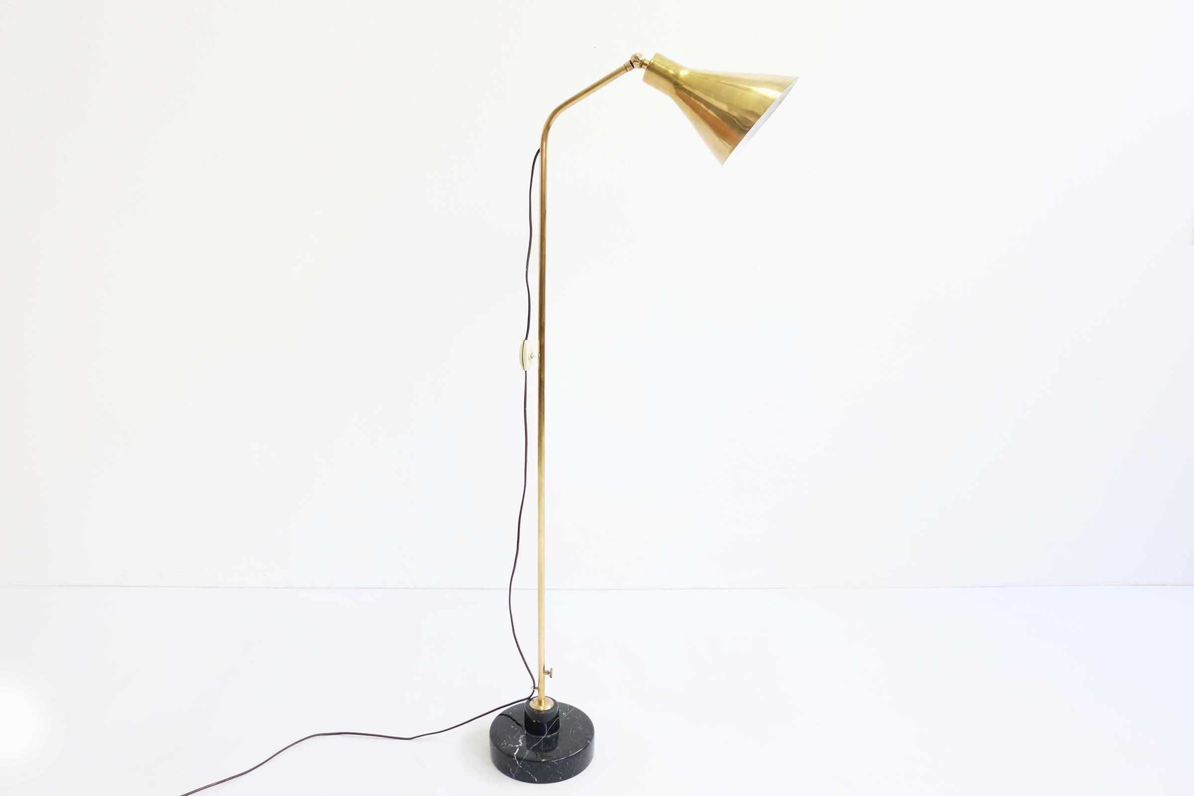 Early production and totally original floor lamp

Measure: Extendable with a spotting Scope from 120 to 190 HT cm
Shade diameter 17 cm
Marble base diameter 20 cm.