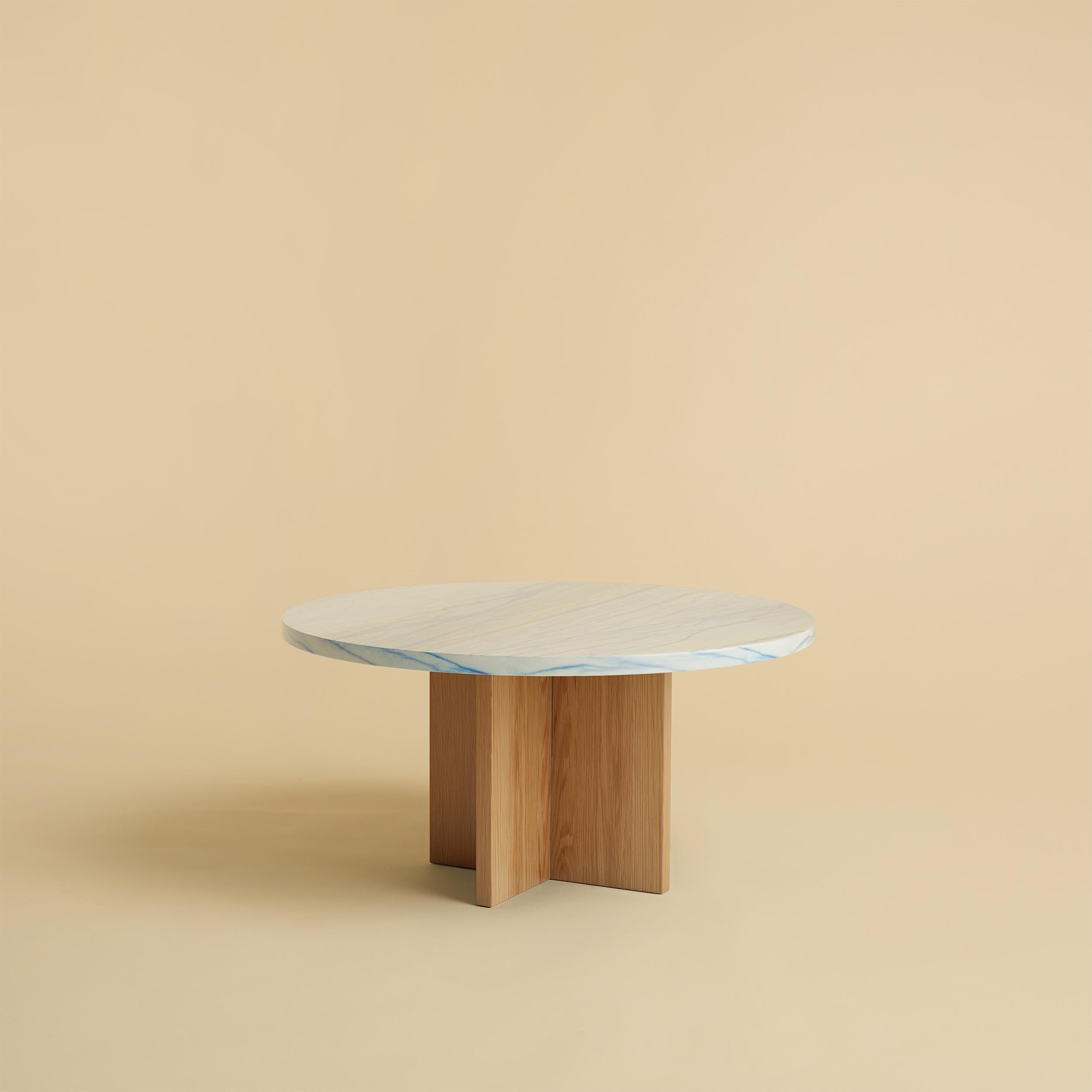 Table basse Azul Macaubas et Chêne Tinian par Lebanto
Dimensions : L 60 x P 60 x H 31 cm
MATERIAL : Marbre, bois.

Lebanto est l'expression d'une identité, une tapisserie de rêves tissée à partir des fils de leur vie. Leur parcours a commencé par