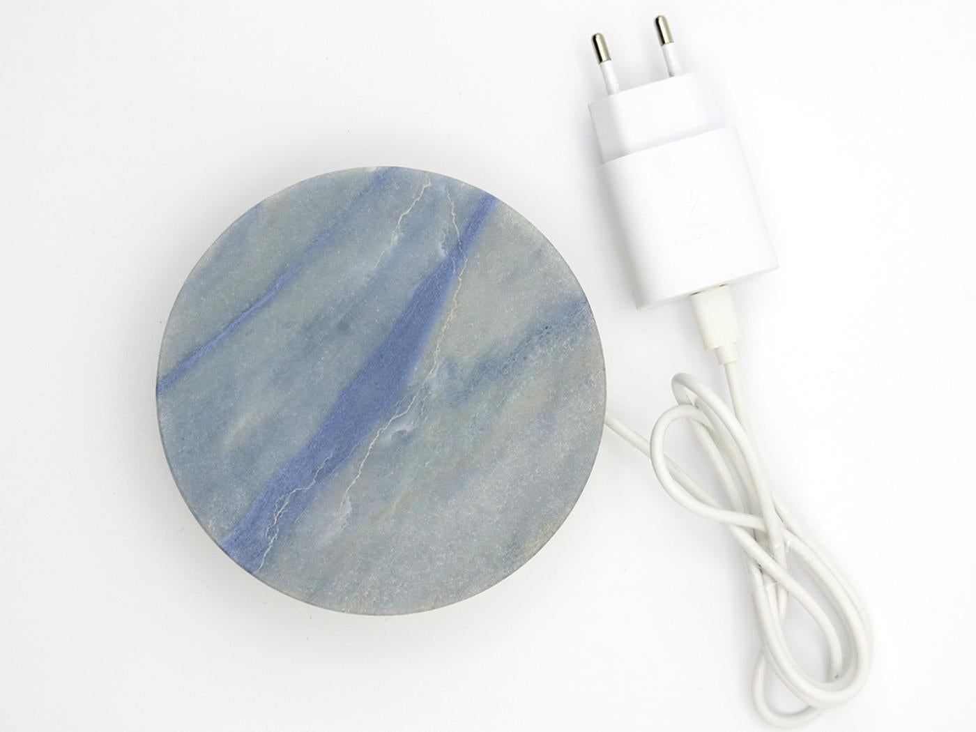 Un socle en marbre,
qui rechargent rapidement votre téléphone, d'un coup de baguette magique.
 
Un cercle, 
une pierre, 
réalisé avec le soin que requiert le marbre.

Une puissante technologie de charge sans fil garantit une alimentation électrique