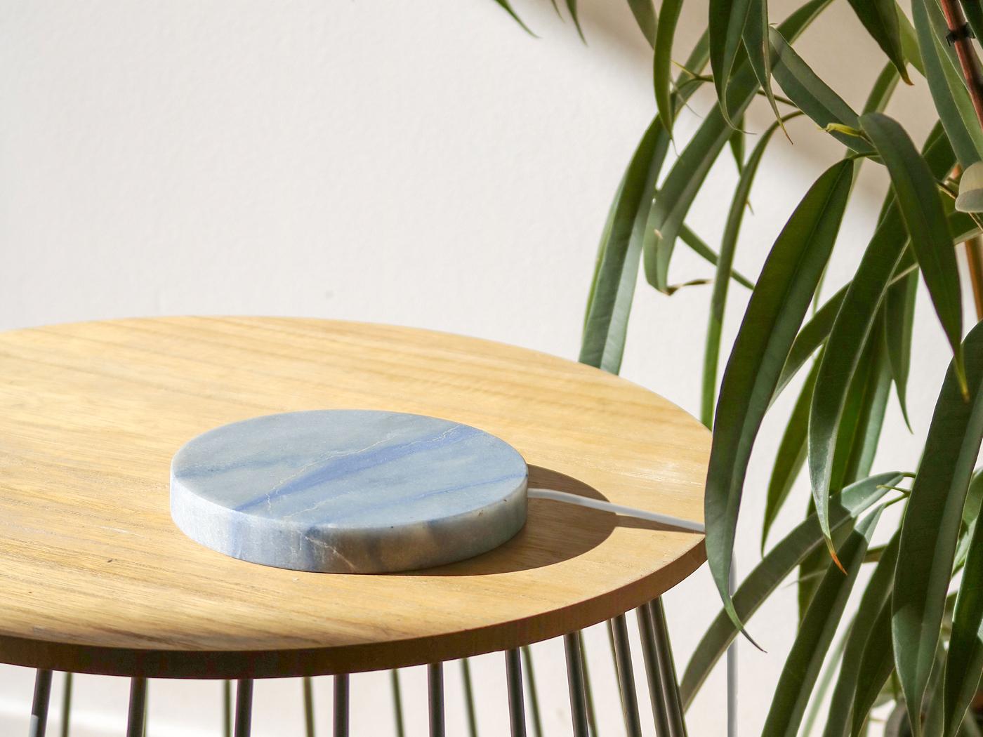 Azul Macaubas Base en marbre, petite, chargeur sans fil 15W Neuf - En vente à Milano, IT