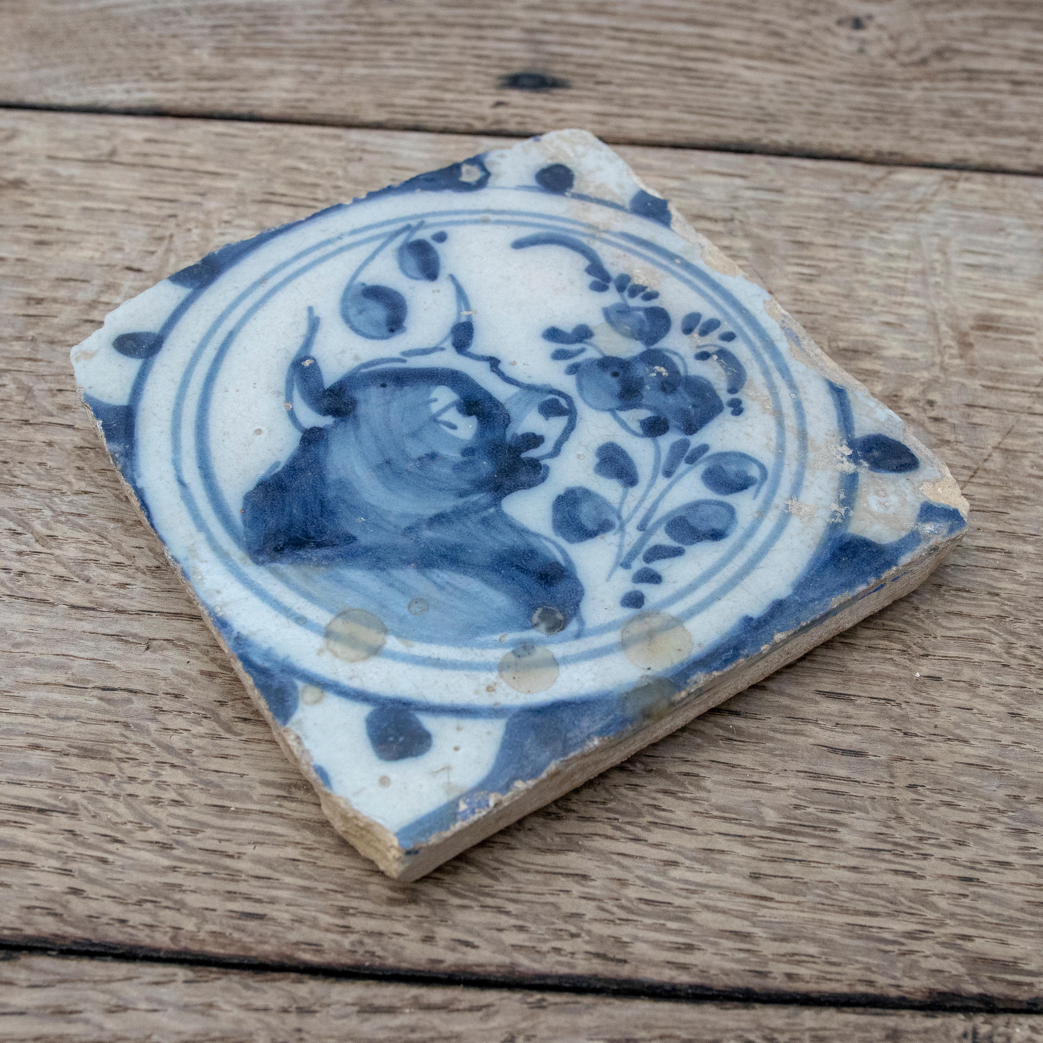 Azulejo de cerámica vidriada español de triana en color azul y blanco, Y.S. XVIII de cabeza de caballo pintado a mano.