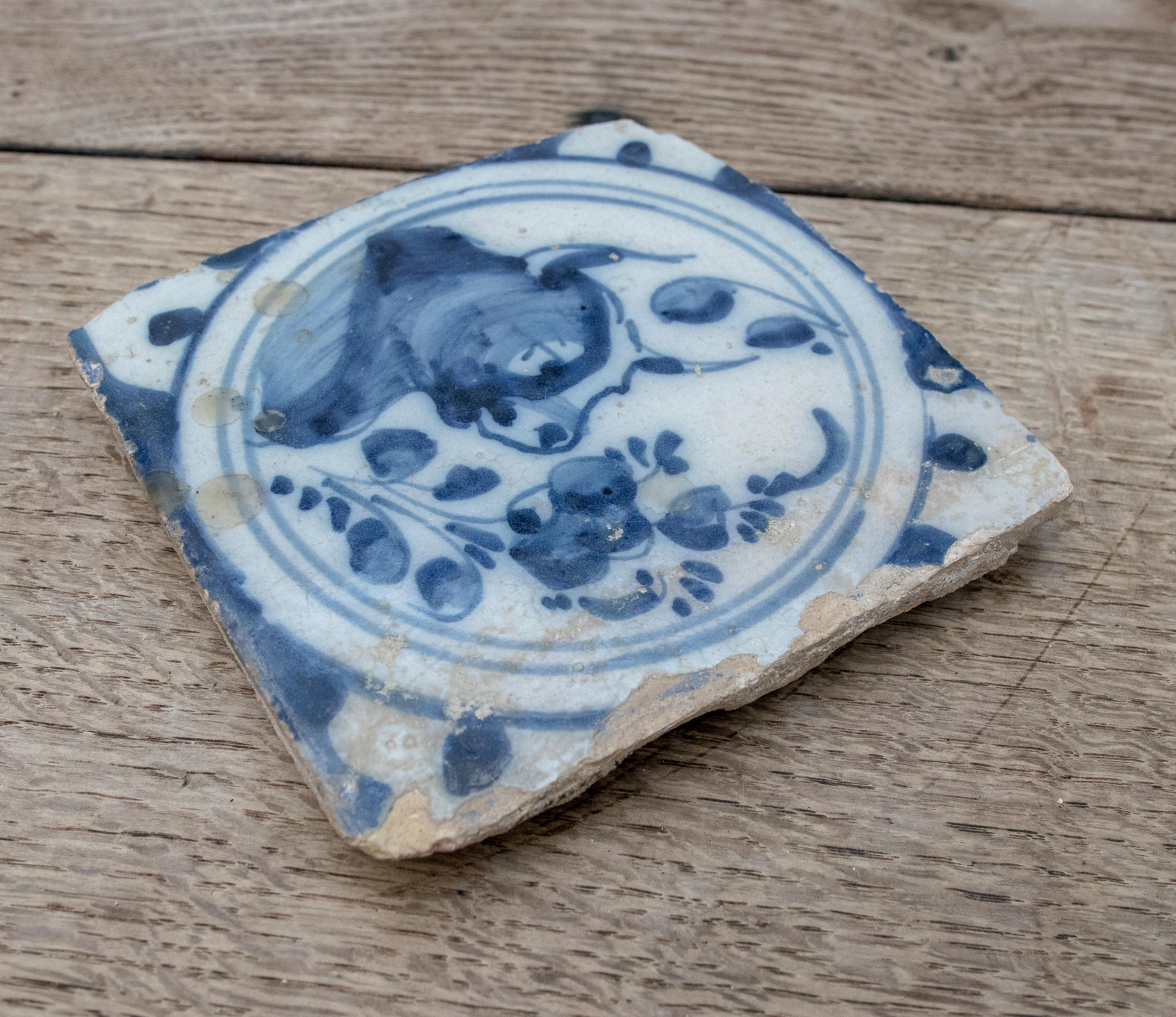 Espagnol Azulejo de cerámica vidriada español de triana en color azul y blanco, Y.S XVIII en vente