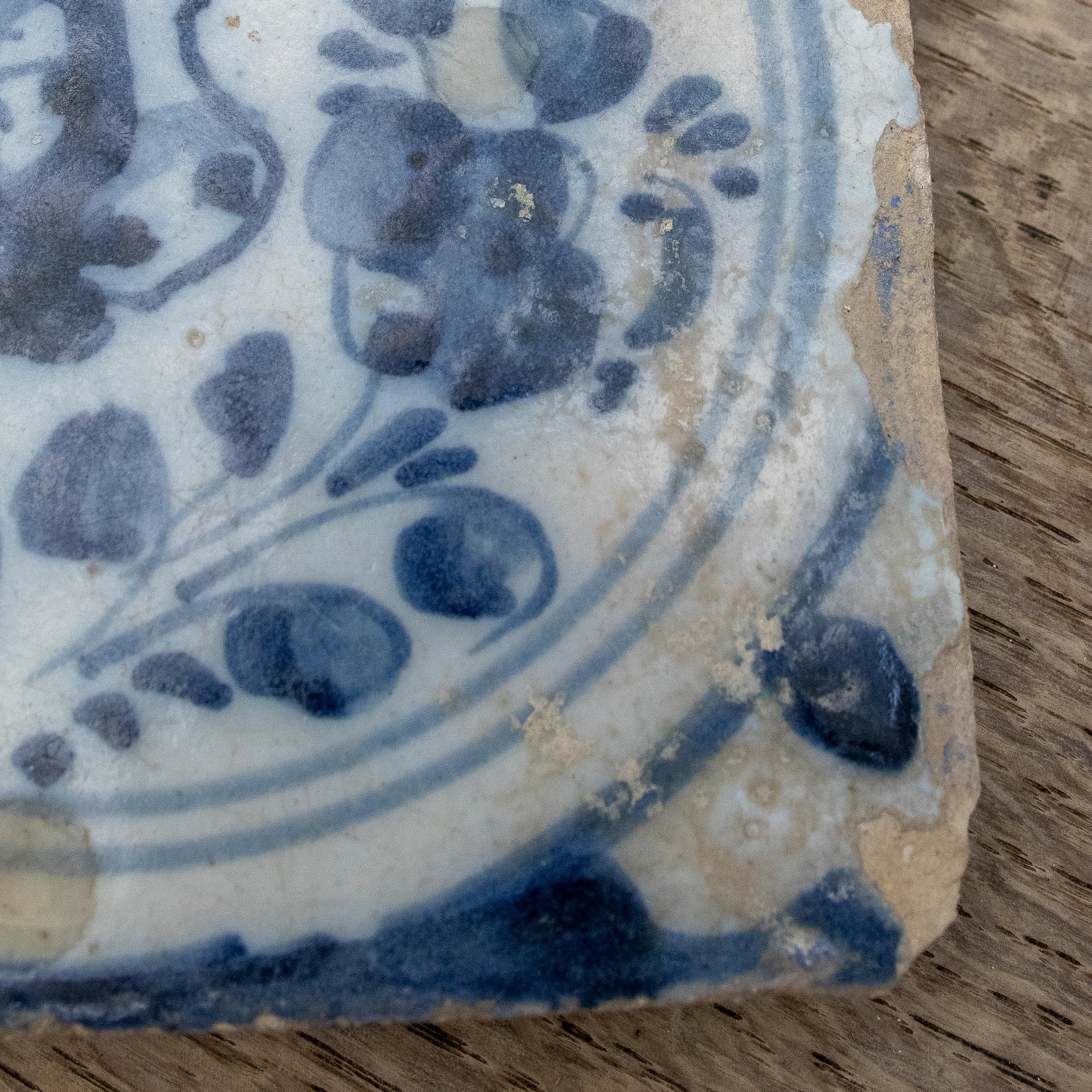 Azulejo de cerámica vidriada español de triana en color azul y blanco, S XVIII In Good Condition For Sale In Marbella, ES