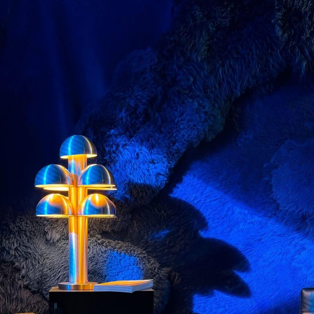 Tappeto moderno in pelle di pecora europea di forma organica tinto a mano in blu Azur di Carine Boxy In condizioni Nuovo in vendita a Geneve, CH