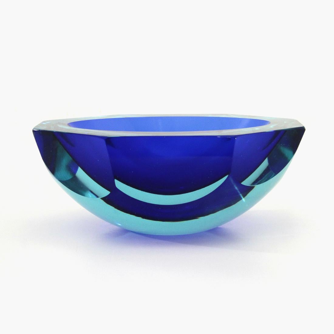 Italian-made bowl produced in the 1960s.
Hand-blown Murano glass bowl in the colors of blue and blue.
Faceted upper edges.
Good general conditions.

Dimensions: Length 25 cm - Depth 17.5 cm - Height 10 cm