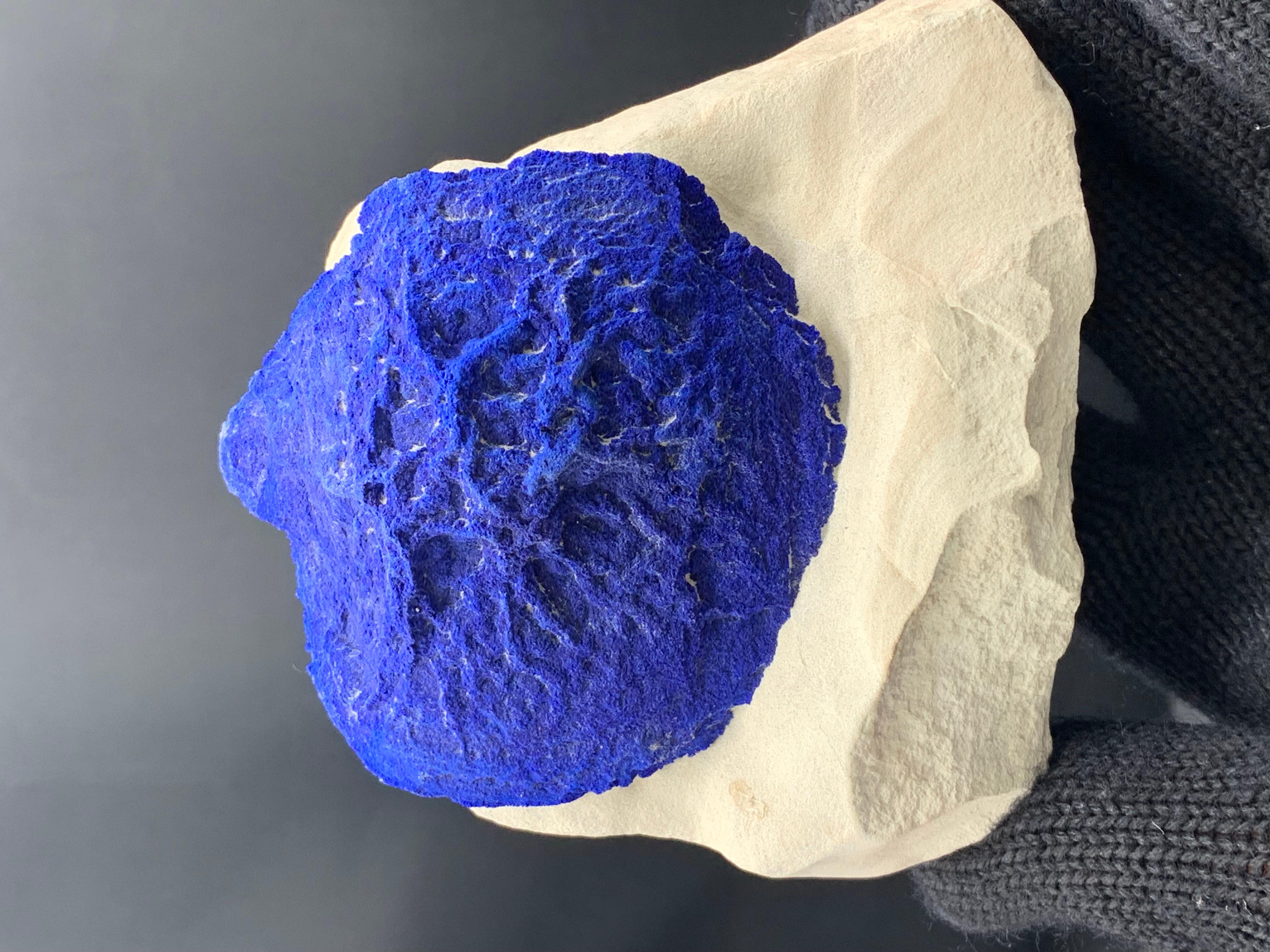 Cristallo solare di azzurrite ben appollaiato su Matrix dall'Australia In condizioni buone in vendita a Peshawar, PK