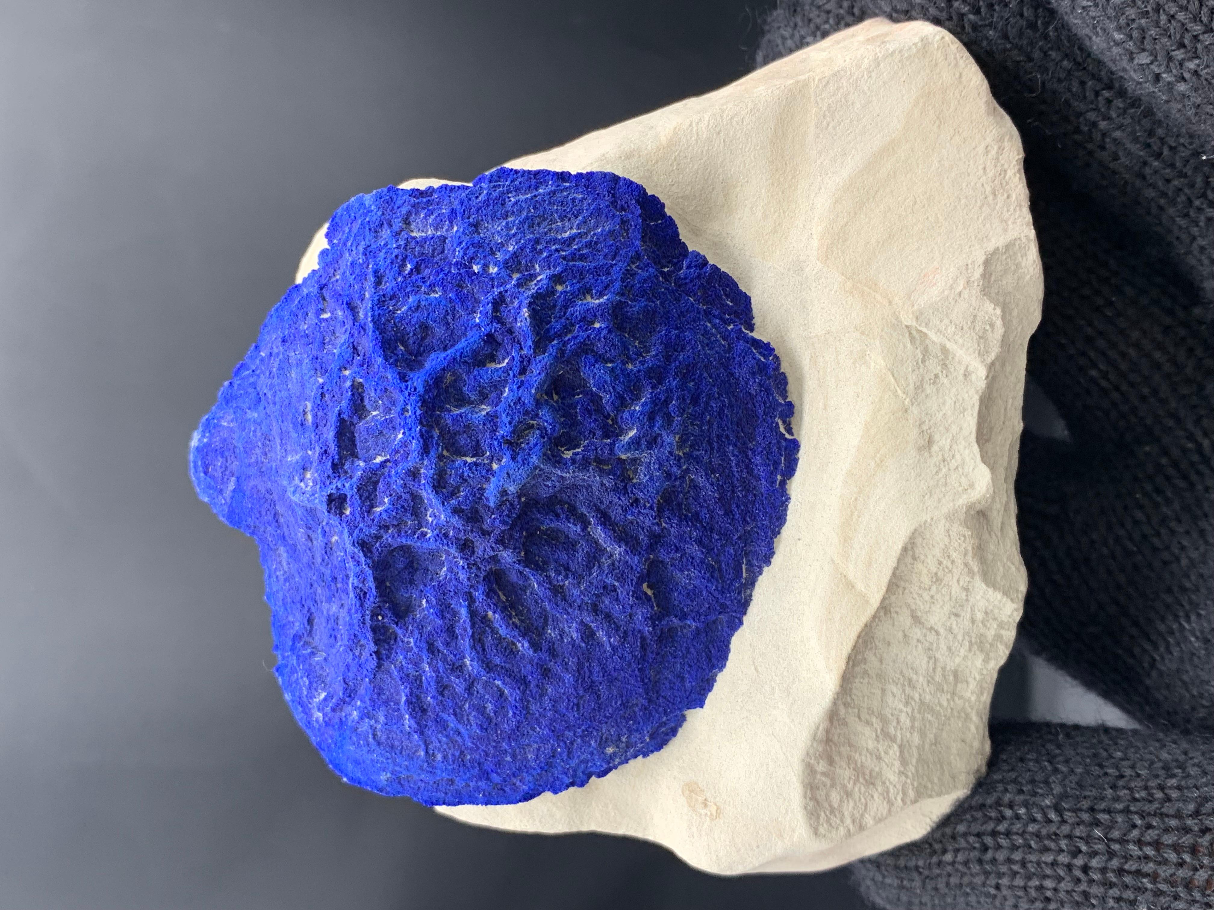 XXI secolo e contemporaneo Cristallo solare di azzurrite ben appollaiato su Matrix dall'Australia in vendita