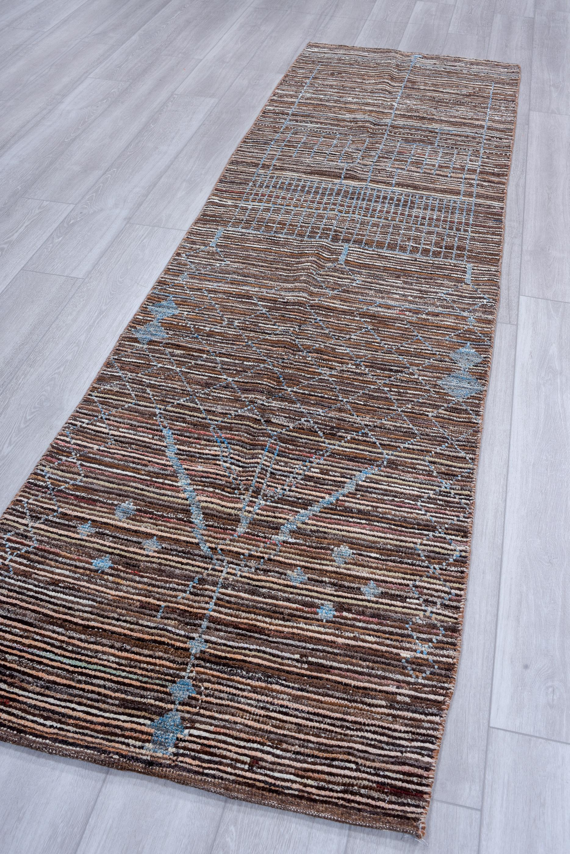 Nombre de origen turco para las alfombras fabricadas por los aldeanos para uso doméstico, a menudo en tamaños pequeños, debido a las restricciones de tamaño de los telares dentro de las casas. Se tejen como alfombras gruesas y peludas utilizando el