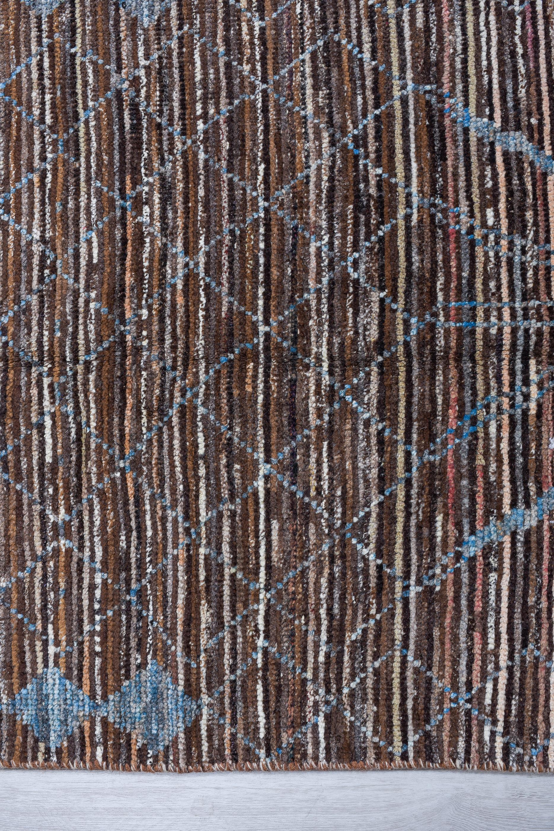 Azul celeste sobre marrón rocoso con tejidos de pueblo Afgano en venta