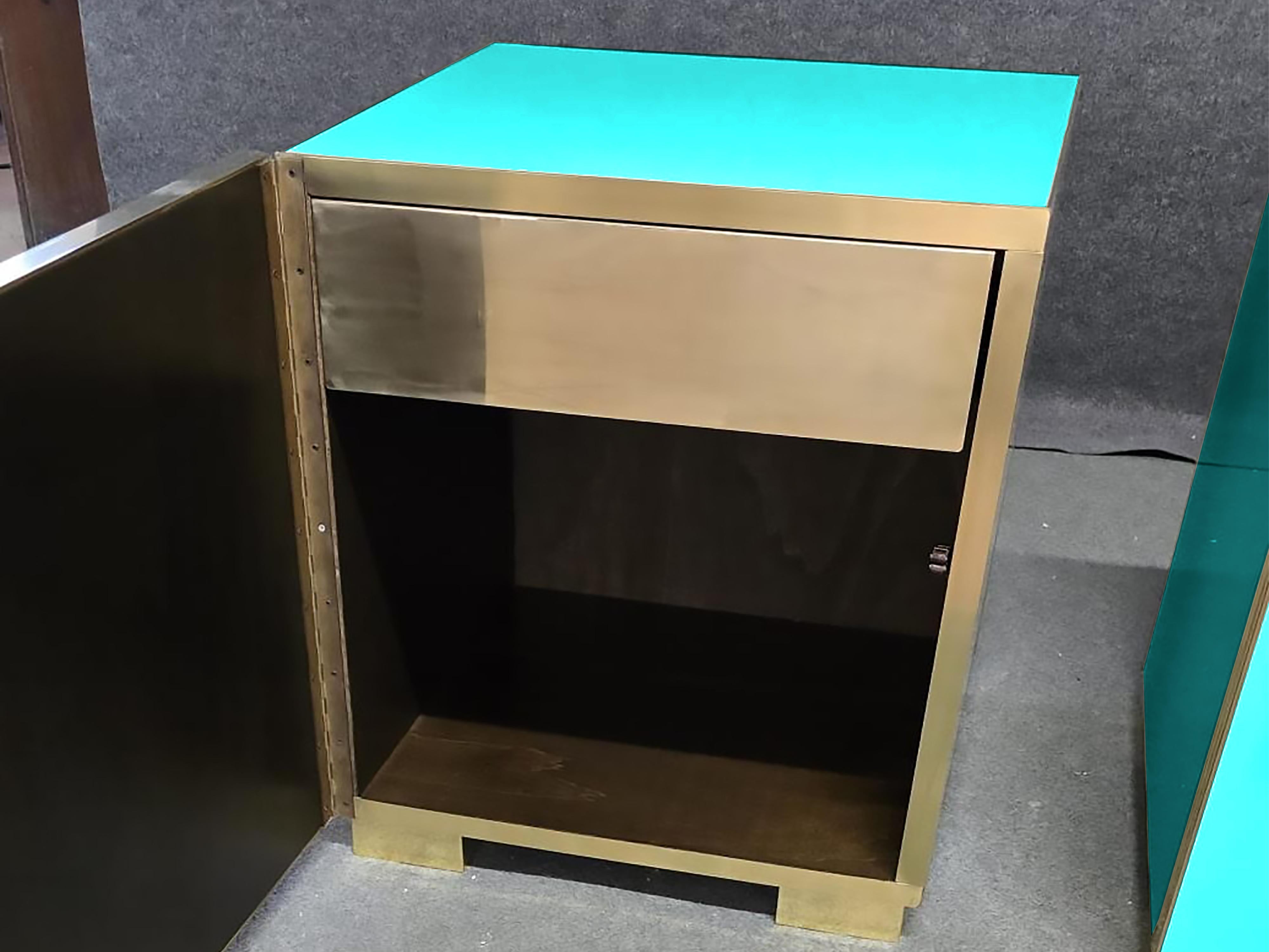 Art Déco Azure Dreams: Art Deco Murano Glass & Brass Nightstands for Luxe Bedrooms in vendita