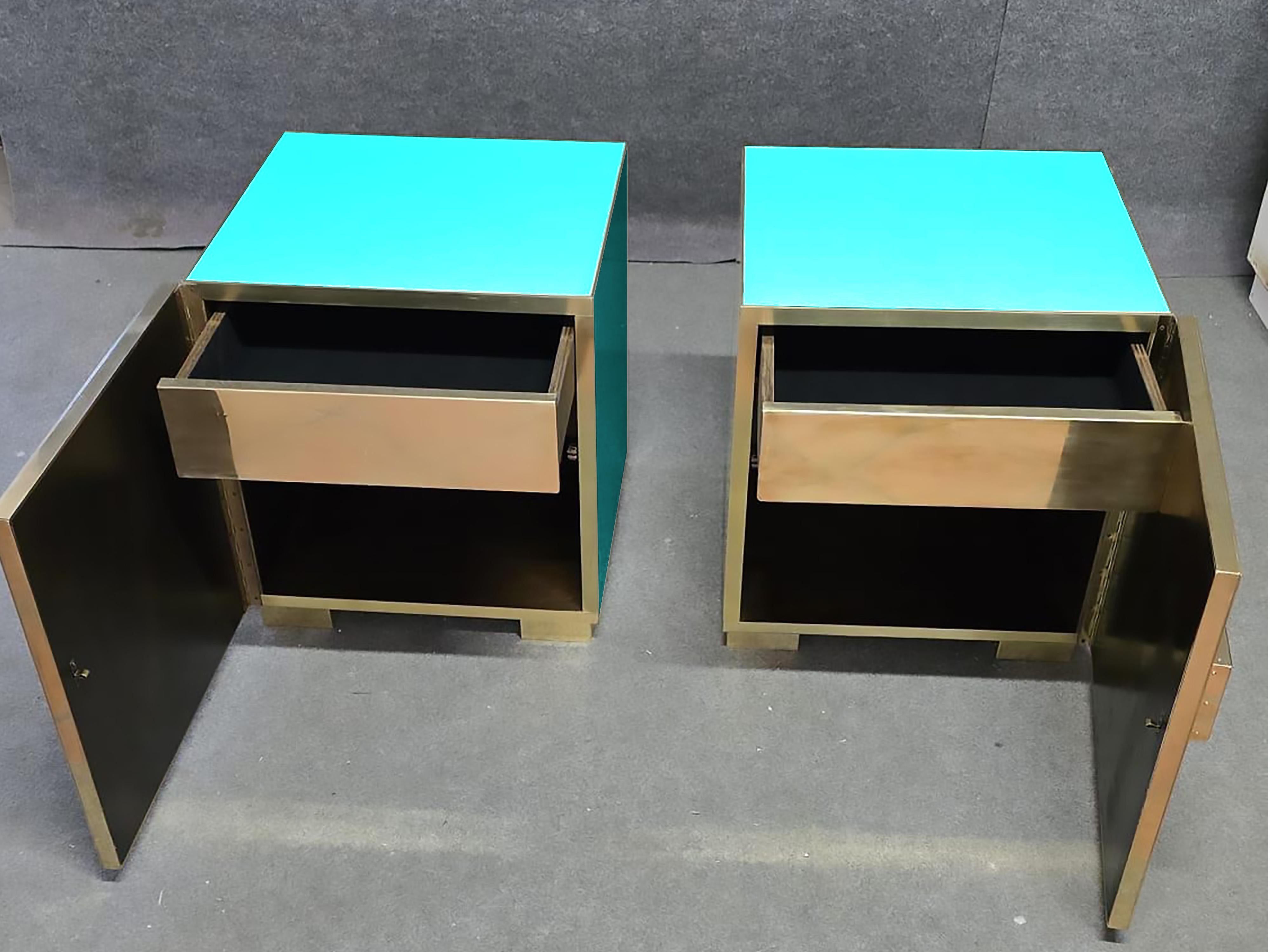 Italian Azure Dreams: Art Deco Murano Glass & Brass Nightstands for Luxe Bedrooms in vendita