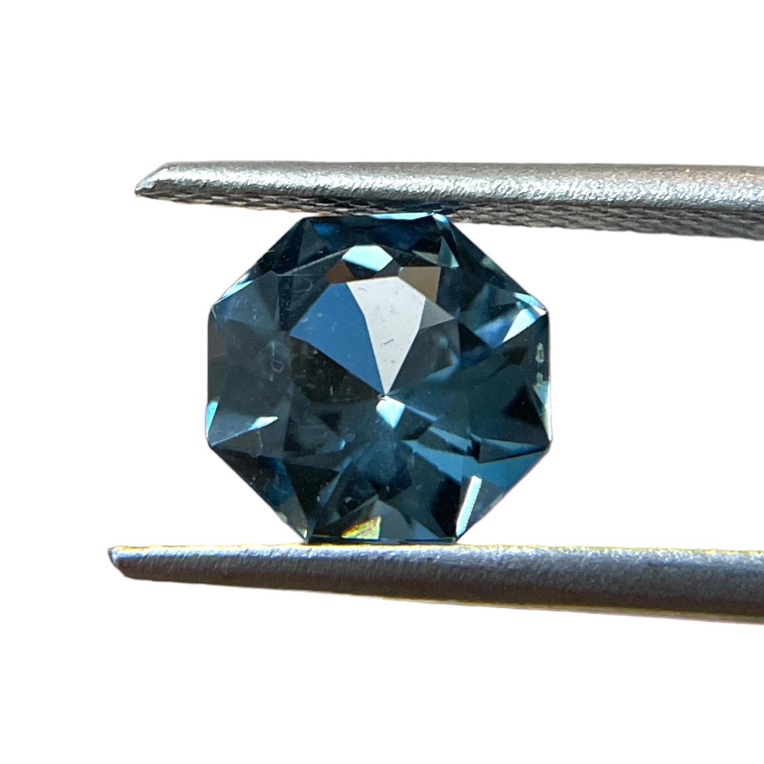 Azurblaue Majesty: 2,19 Karat achteckiger blauer Topas (Moderne) im Angebot