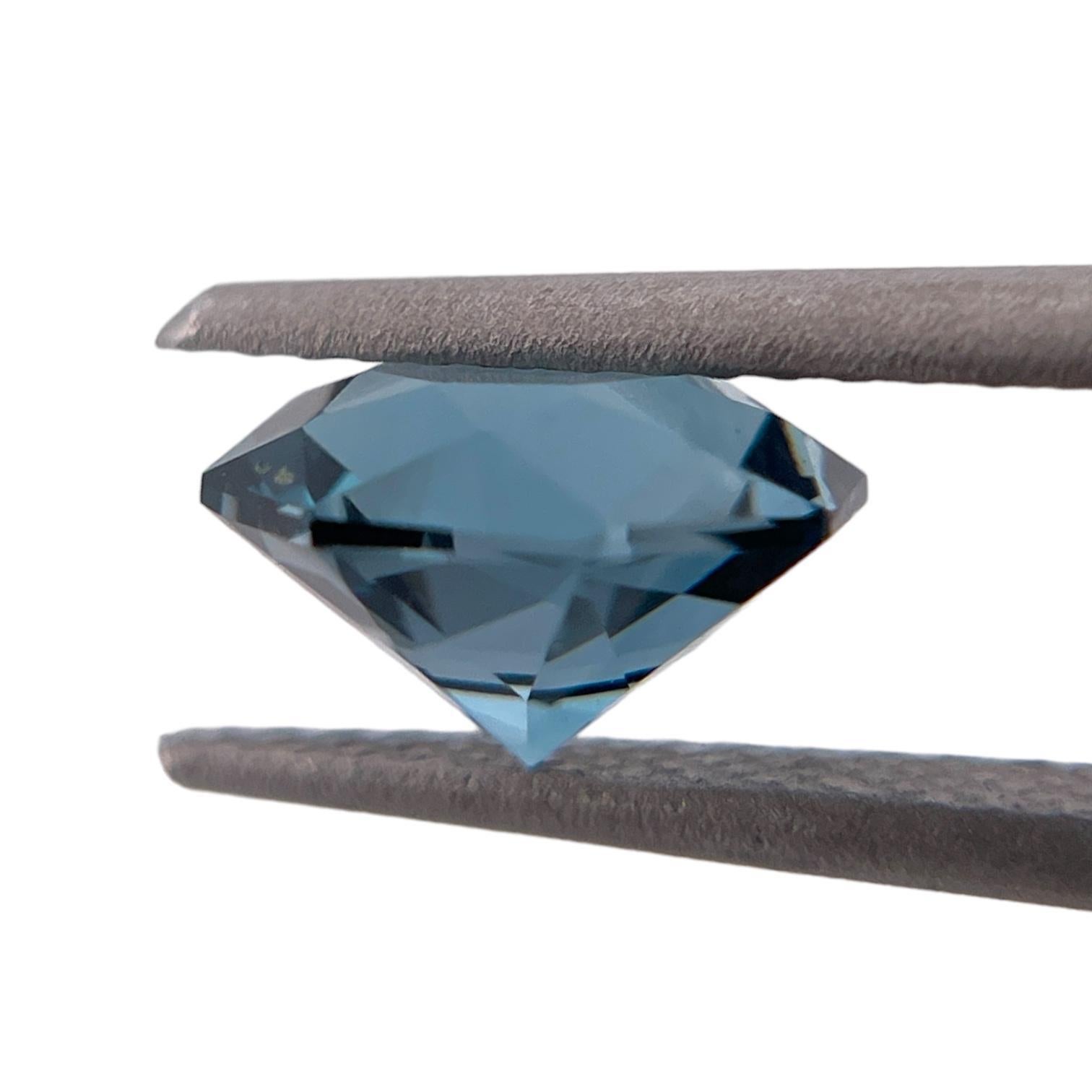 Azurblaue Majesty: 2,19 Karat achteckiger blauer Topas (Achteckschliff) im Angebot