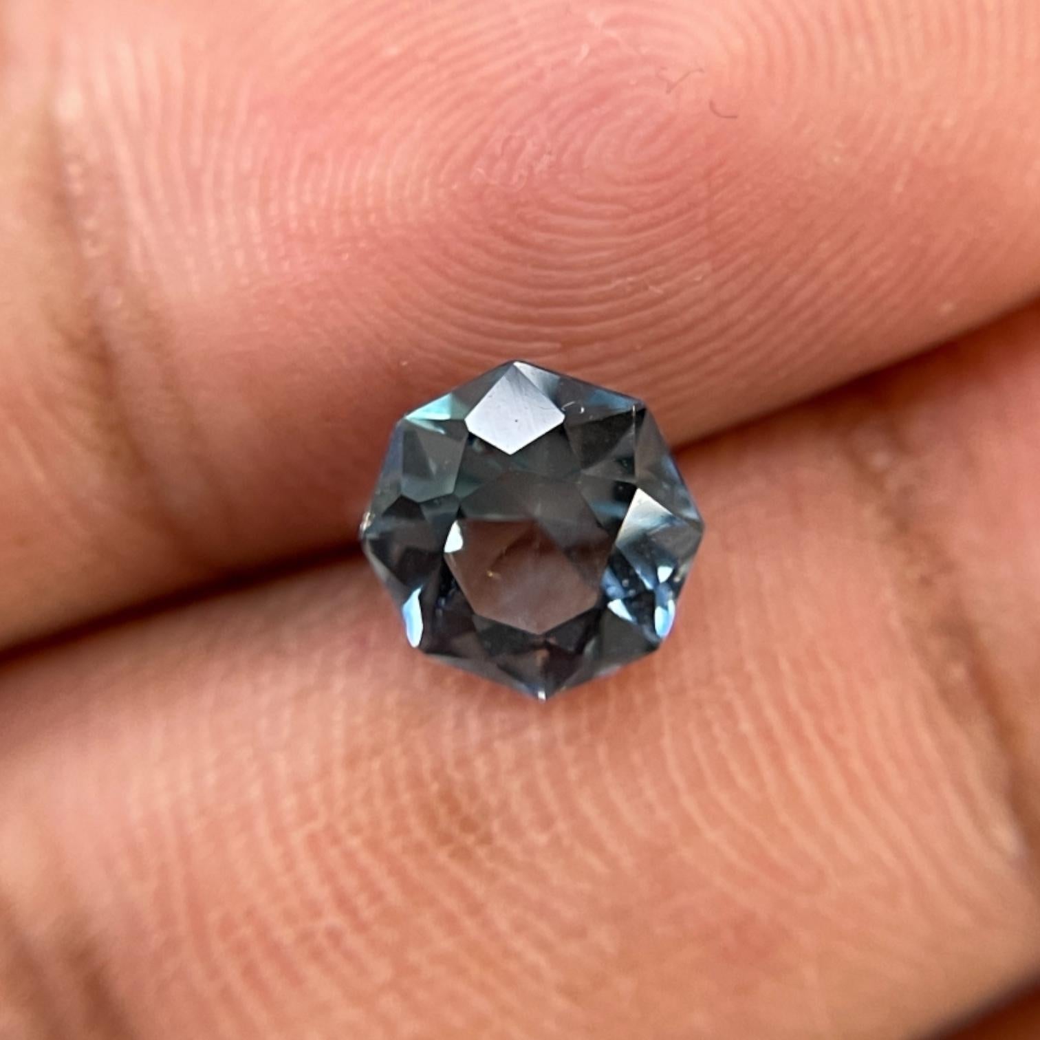 Azurblaue Majesty: 2,19 Karat achteckiger blauer Topas im Zustand „Hervorragend“ im Angebot in New York, NY