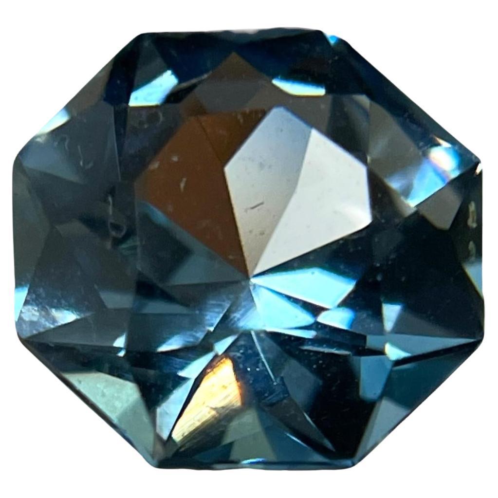 Azurblaue Majesty: 2,19 Karat achteckiger blauer Topas