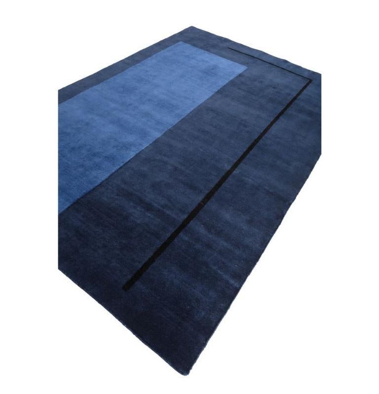 Que se passe-t-il lorsque la complexité rencontre la simplicité ? Explorez l'essence captivante de l'équilibre et de l'harmonie avec notre tapis moderne noué à la main, méticuleusement fabriqué dans l'Inde rurale. Chaque tapis témoigne d'un