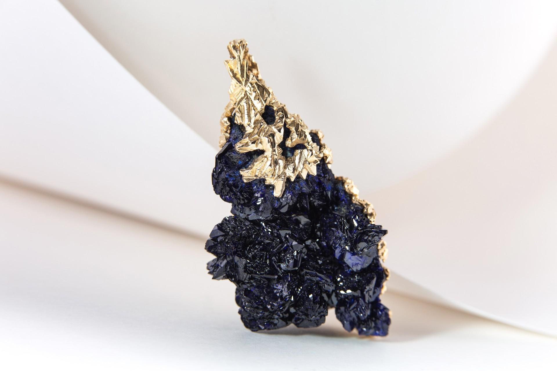 Artisan Grand pendentif en or en grappe de cristal azurite bleu foncé de style en vente